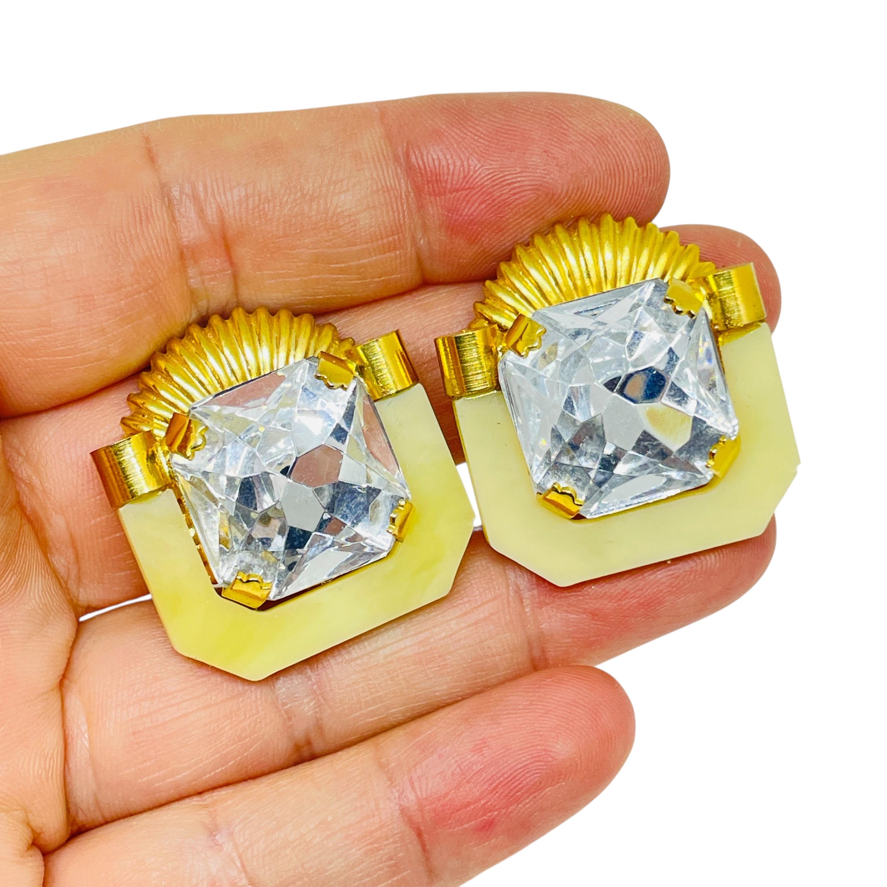 DETAILS

- • ohne Vorzeichen 

- • Goldton mit Harz und Glas

- • Vintage-Designer-Ohrringe
 
MASSNAHMEN  

- • CONDIT

- •  sehr guter Vintage-Zustand mit minimalen Gebrauchsspuren 

 Sku 57

❤️❤️   VINTAGE-DESIGNER-SCHMUCK   ❤️❤️

❤️❤️ 