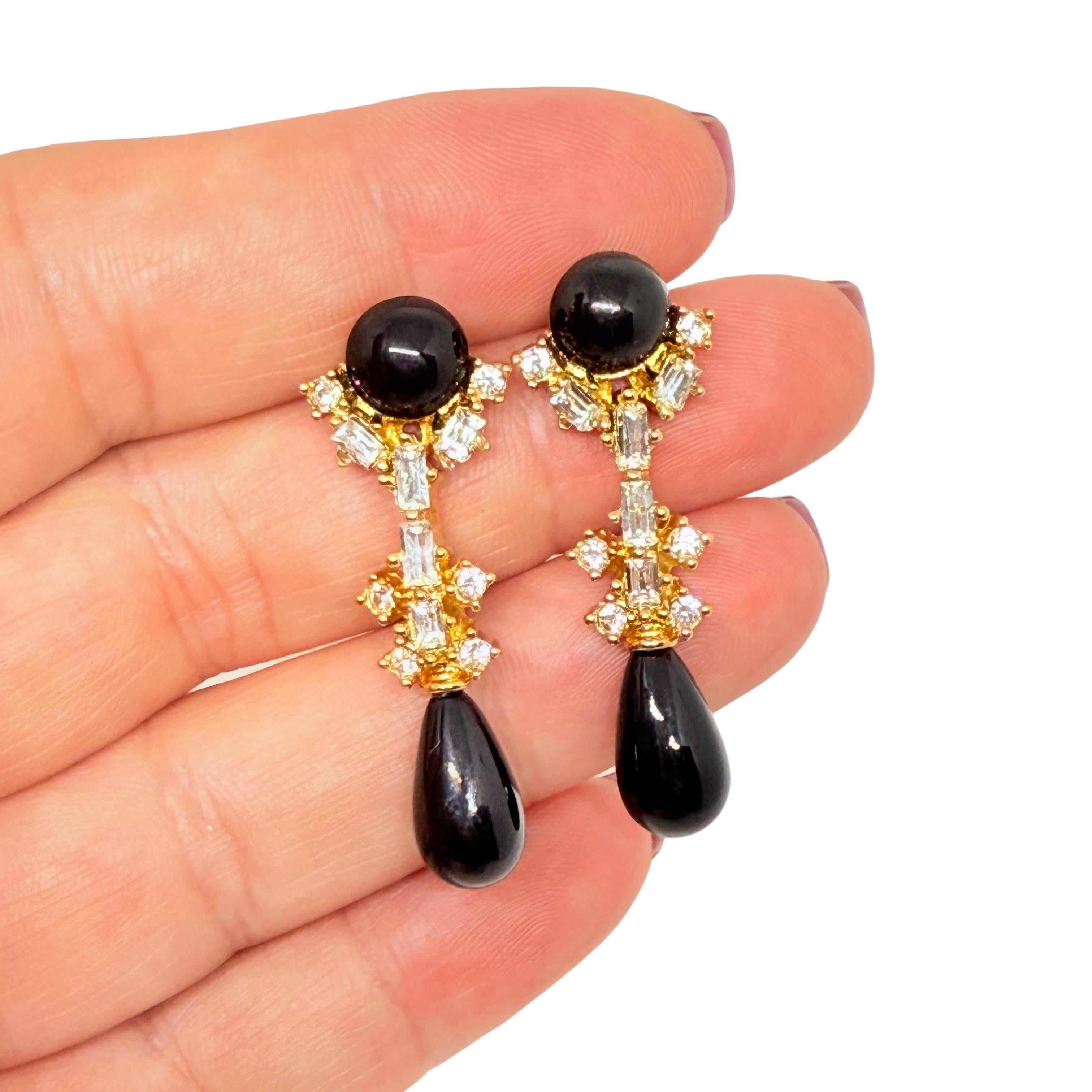 DETAILS

• unsigned

• gold tone with rhinestones 

• vintage designer earrings
 
MEASUREMENTS  

• CONDITION

•  very good vintage condition with minimal signs of wear 

 Sku 53

❤️❤️   VINTAGE DESIGNER JEWELRY   ❤️❤️

❤️❤️  ALEXANDER’S BOUTIQUE 