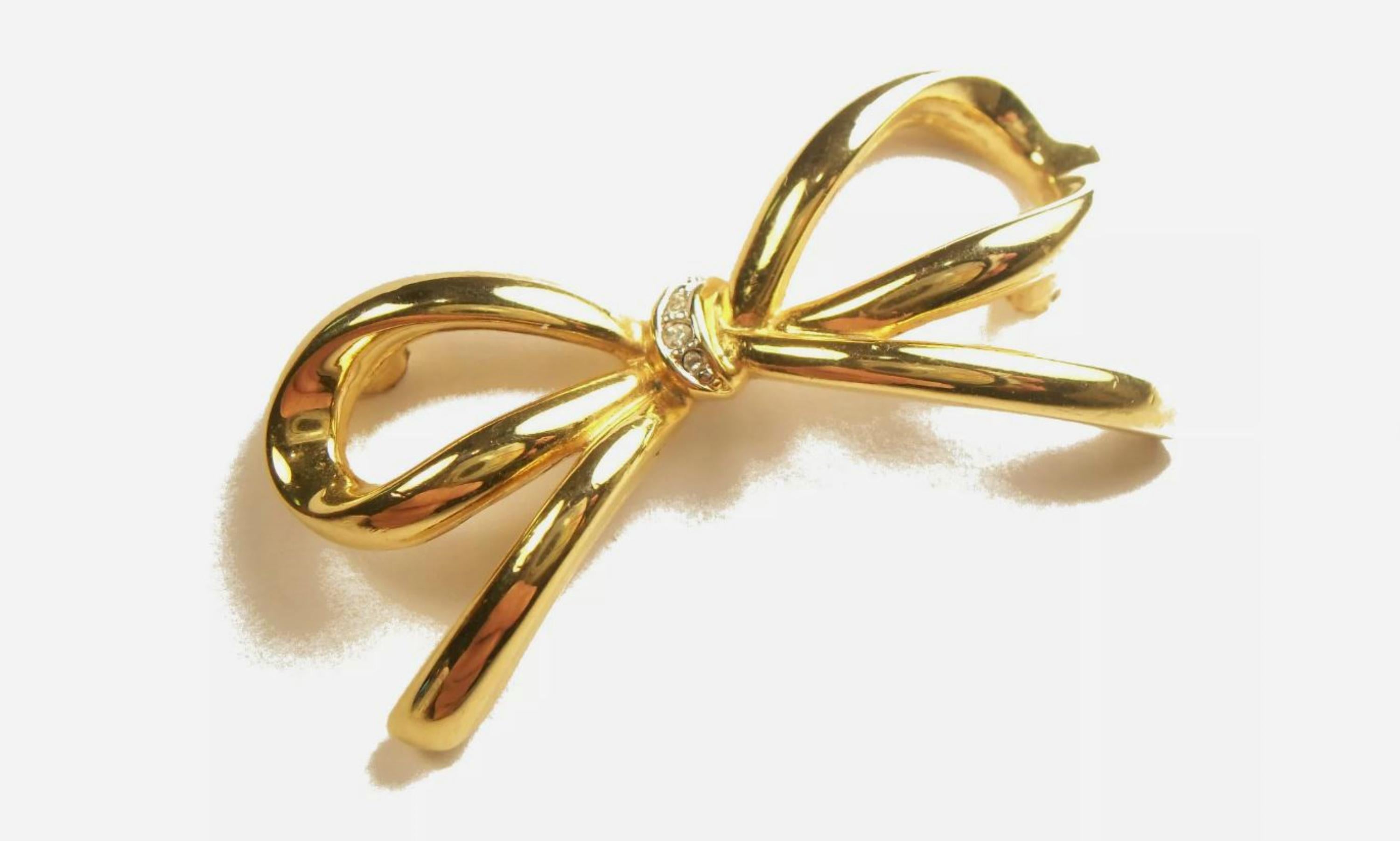 Modern Vintage Gold Tone & Rhinestone Bow Brooch - Unsigned - Late 20th Century For Sale