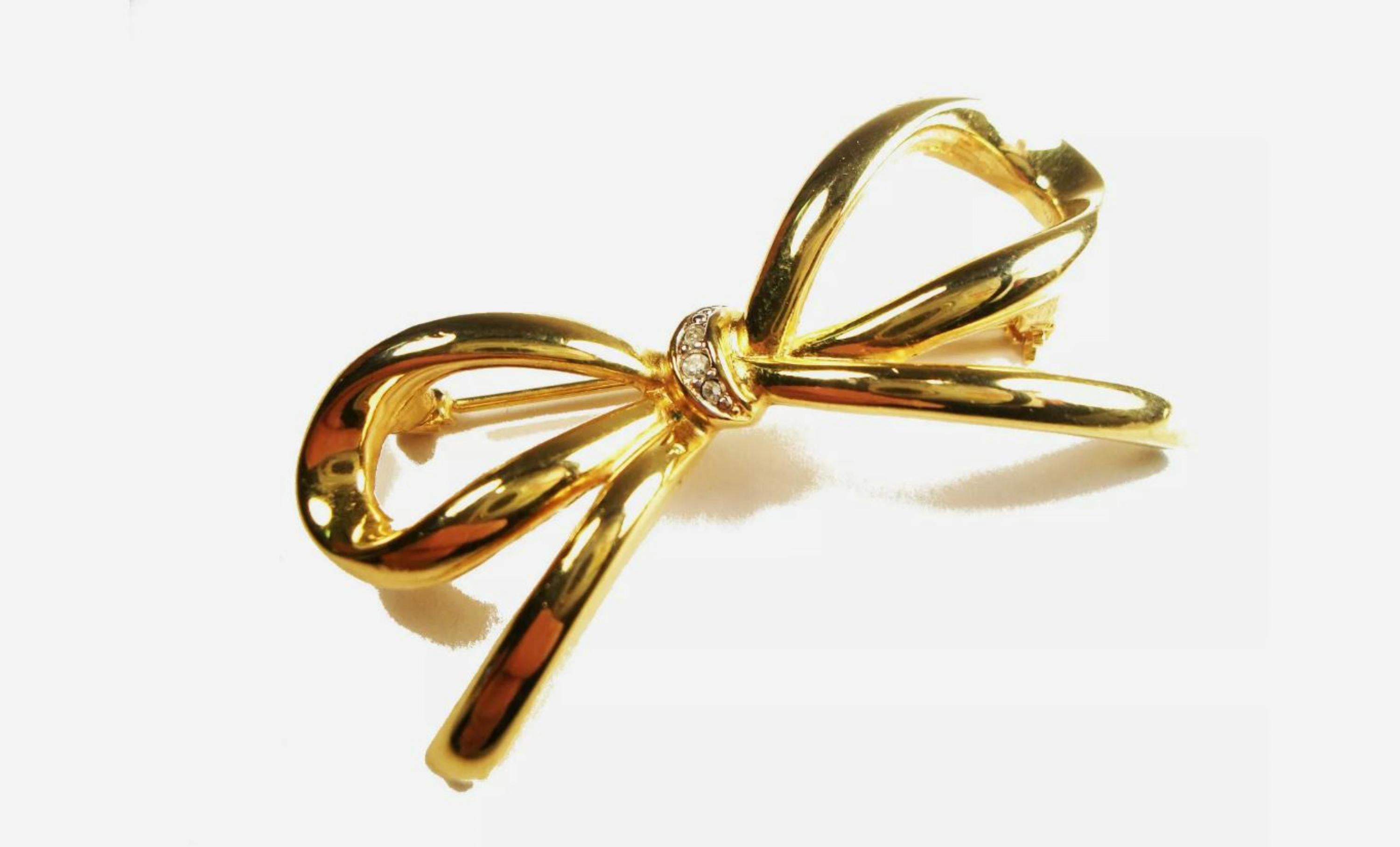 Vintage Gold Tone & Rhinestone Bow Brooch - Unsigned - Late 20th Century In Good Condition For Sale In Chatham, CA
