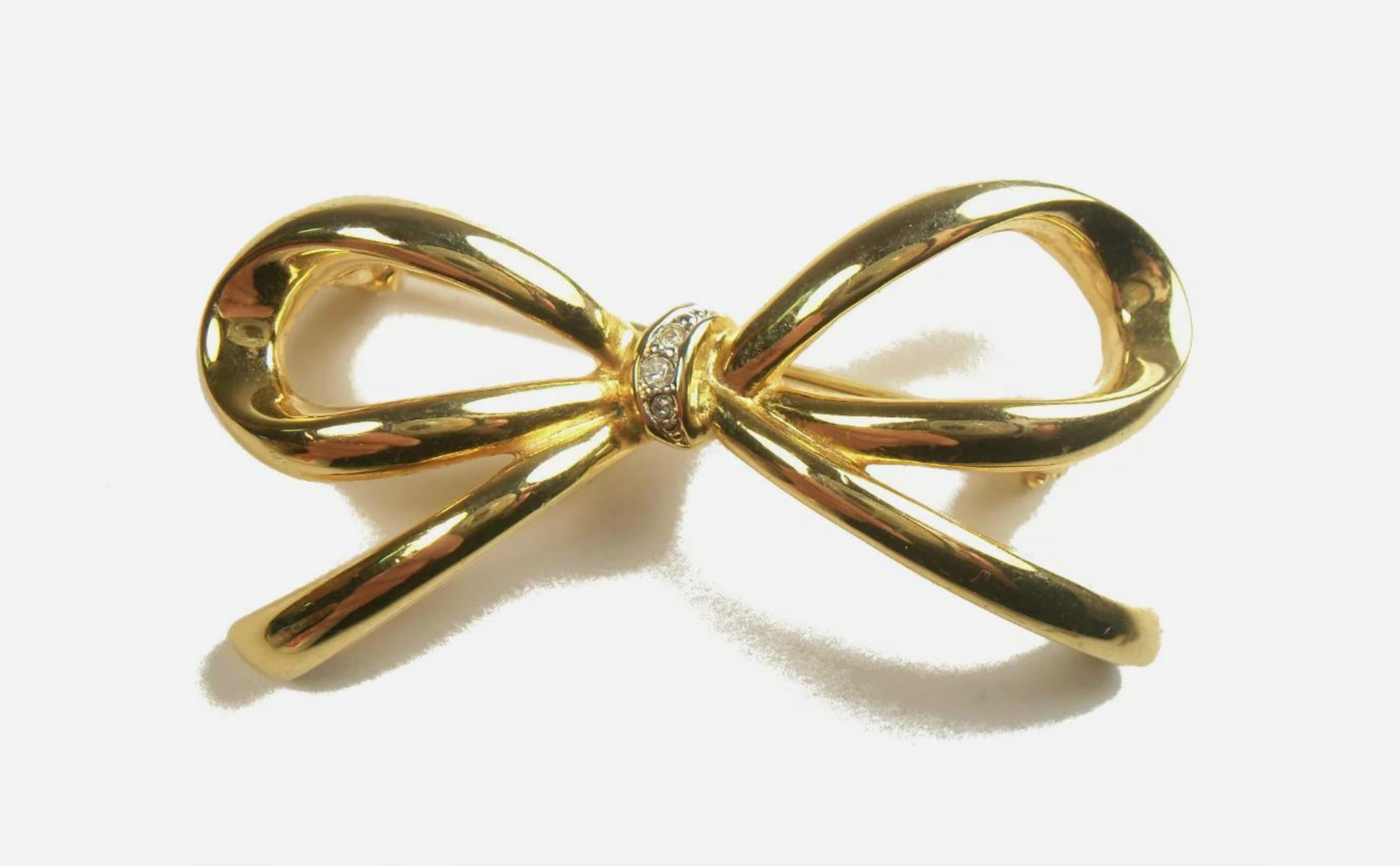 Women's Vintage Gold Tone & Rhinestone Bow Brooch - Unsigned - Late 20th Century For Sale