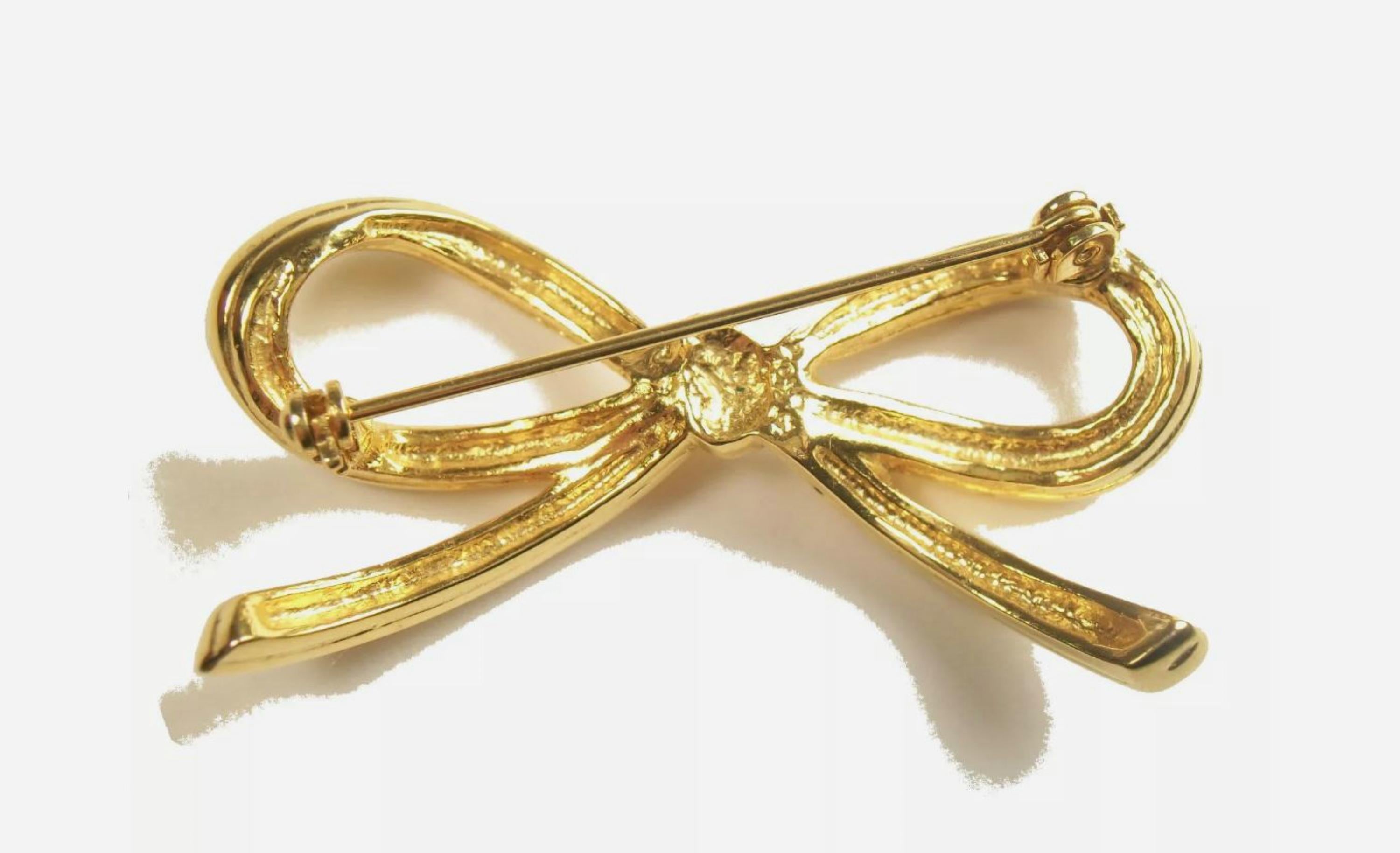 Vintage Gold Tone & Rhinestone Bow Brooch - Unsigned - Late 20th Century For Sale 1