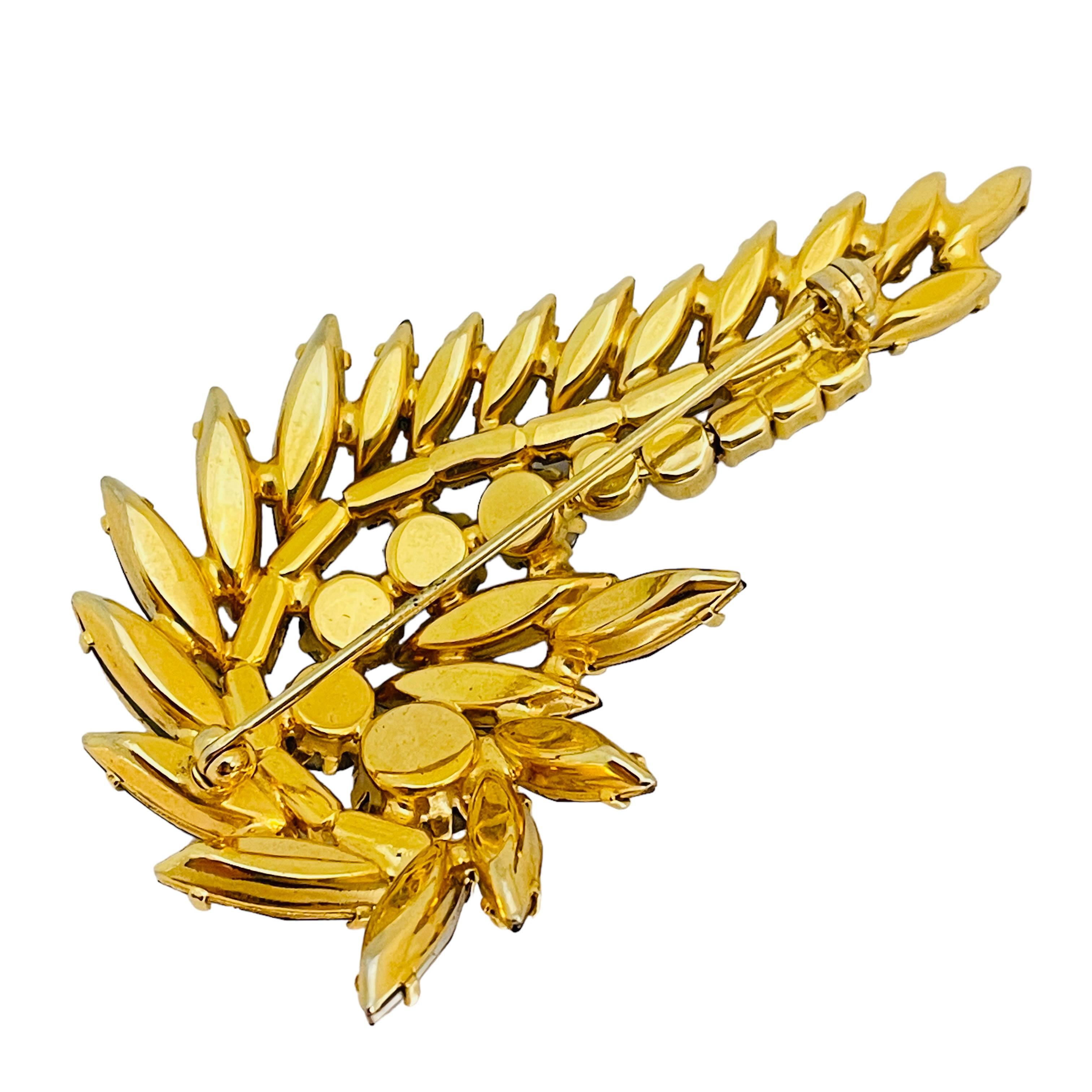 Vintage gold tone rhinestone brooch In Excellent Condition For Sale In Palos Hills, IL