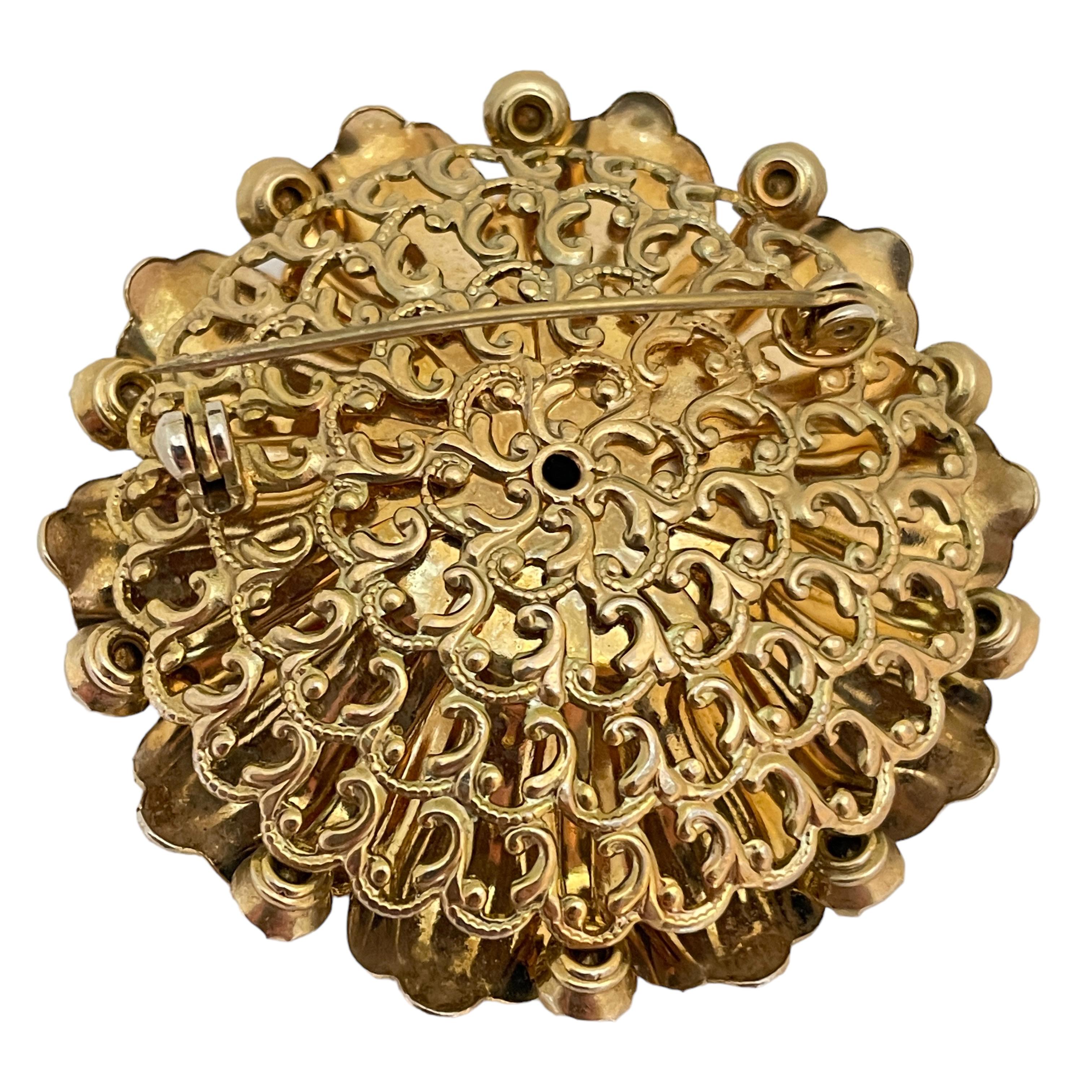 Vintage gold tone rhinestone brooch  In Excellent Condition For Sale In Palos Hills, IL
