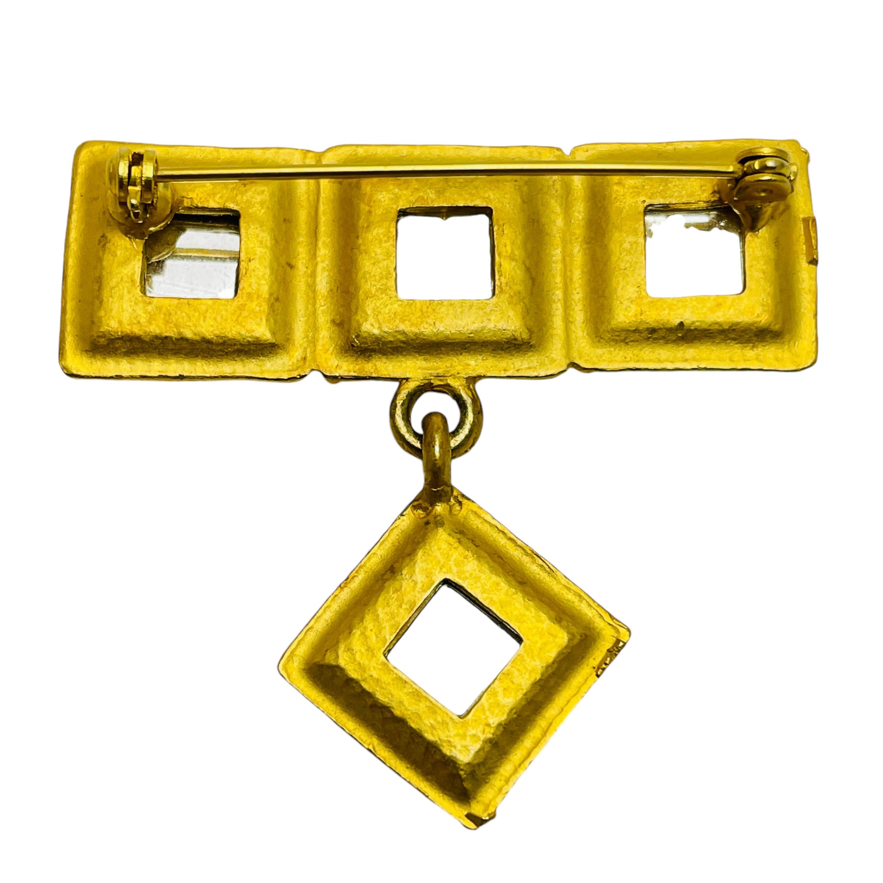 Vintage gold tone rhinestone dangle designer brooch In Good Condition For Sale In Palos Hills, IL