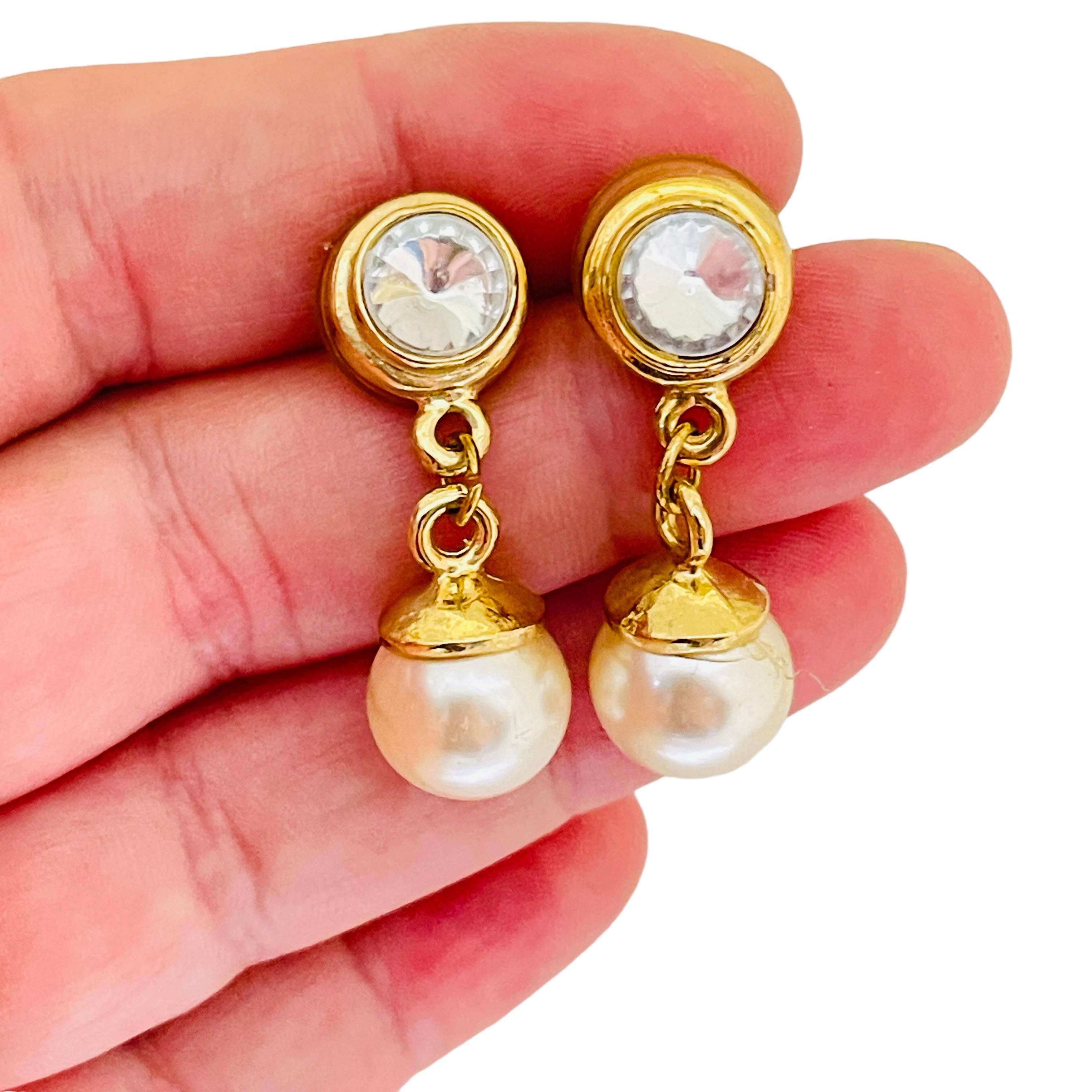 DETTAGLI

- senza segno

- tono oro con perle finte e strass 

- orecchini vintage di design  

MISURE  

- 

CONDIZIONE

-  ottime condizioni vintage con minimi segni di usura 

 Sku 33

❤️❤️   GIOIELLI DI DESIGN VINTAGE   ❤️❤️

❤️❤️  ALEXANDER'S