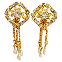 Orecchini a clip di design con strass d
epoca e perle penzolanti