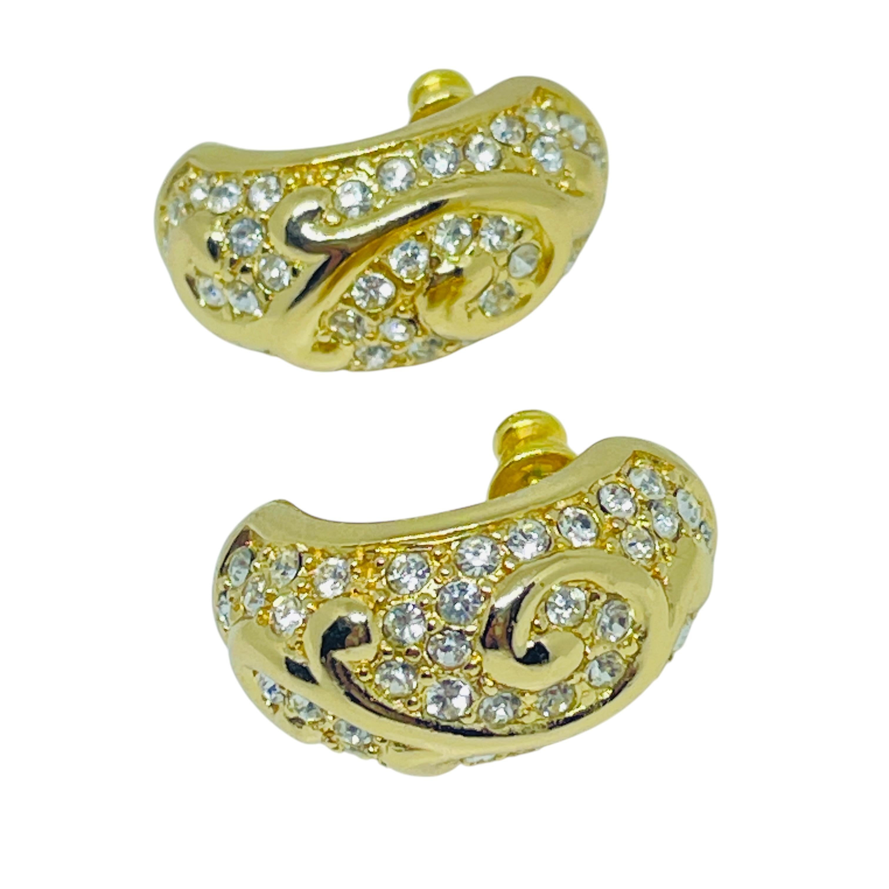 DETAILS

- • ohne Vorzeichen

- • goldfarben mit Strasssteinen

- • Vintage-Designer-Ohrringe 

MASSNAHMEN

- •

CONDIT

- • sehr guter Vintage-Zustand mit minimalen Gebrauchsspuren

Sku 50

❤️❤️ VINTAGE-DESIGNER-SCHMUCK ❤️❤️

❤️❤️ ALEXANDER'S