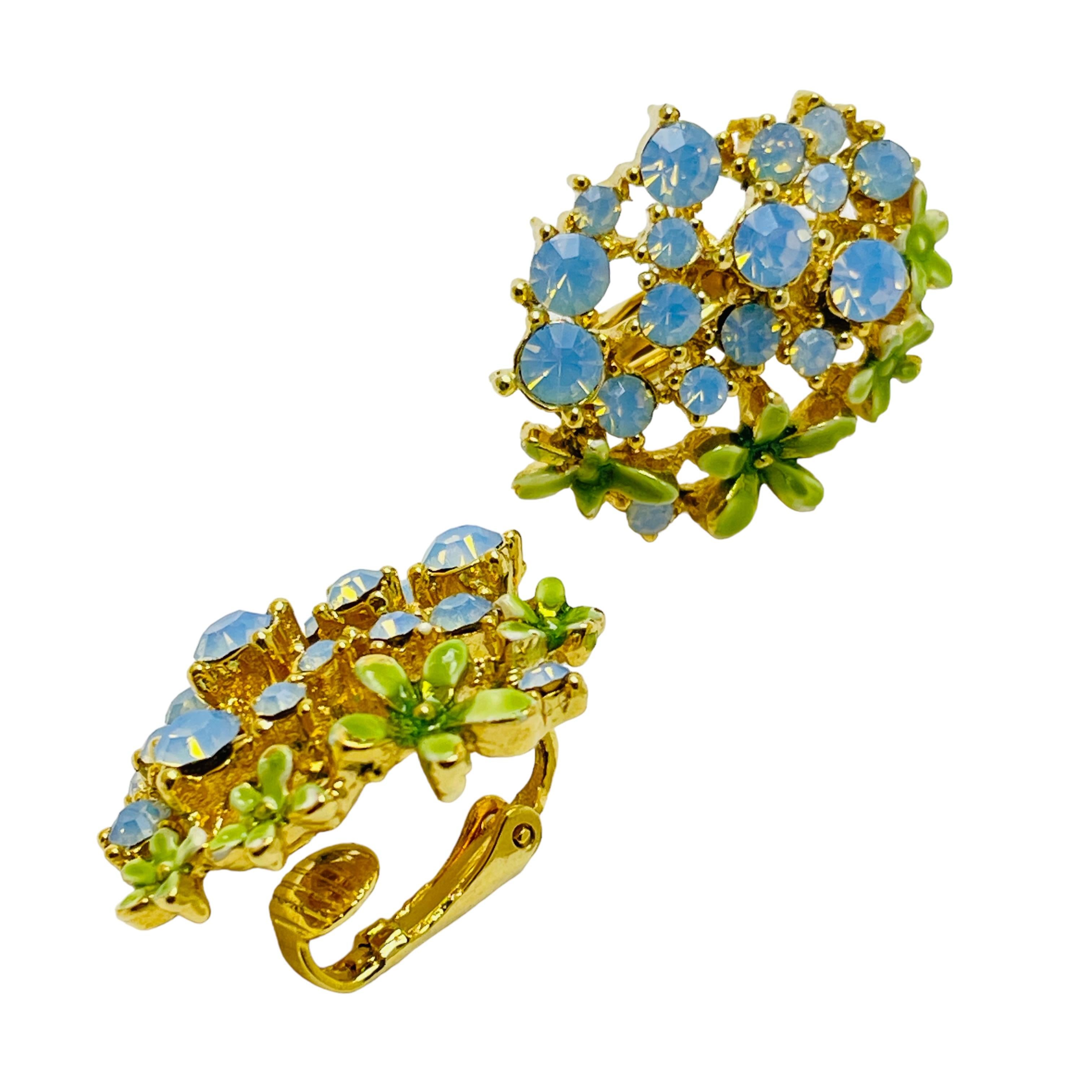 DETAILS

• unsigned 

• gold tone with rhinestones and enamel

• vintage designer earrings

MEASUREMENTS  

• 

CONDITION

•  very good vintage condition with minimal signs of wear 

 Sku 41

❤️❤️  VINTAGE DESIGNER JEWELRY ❤️❤️

❤️❤️  ALEXANDER’S
