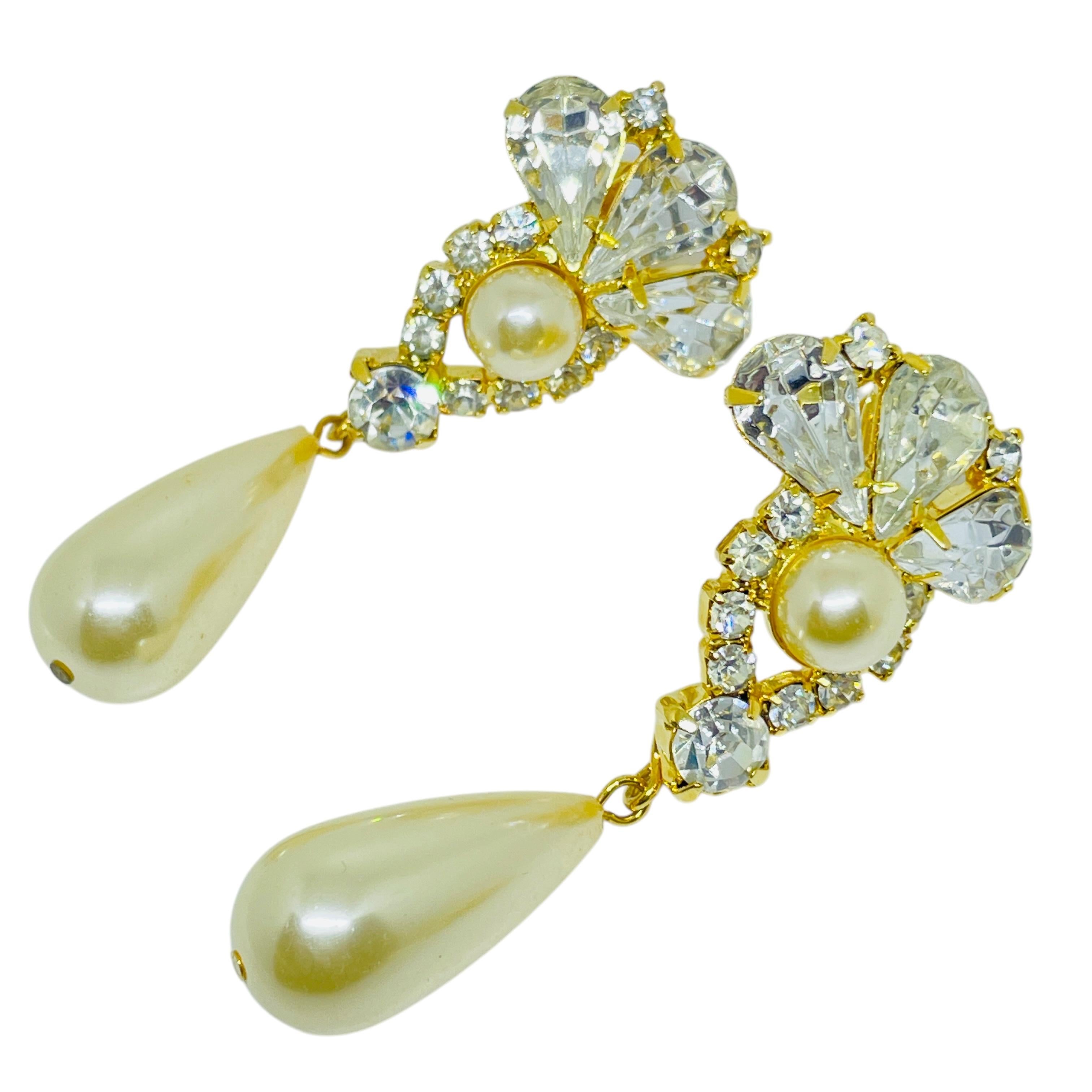 DETAILS

• unsigned

• gold tone with rhinestones and faux pearl

• vintage designer earrings 

MEASUREMENTS

•

CONDITION

• very good vintage condition with minimal signs of wear

Sku 51

❤️❤️ VINTAGE DESIGNER JEWELRY ❤️❤️

❤️❤️ ALEXANDER’S