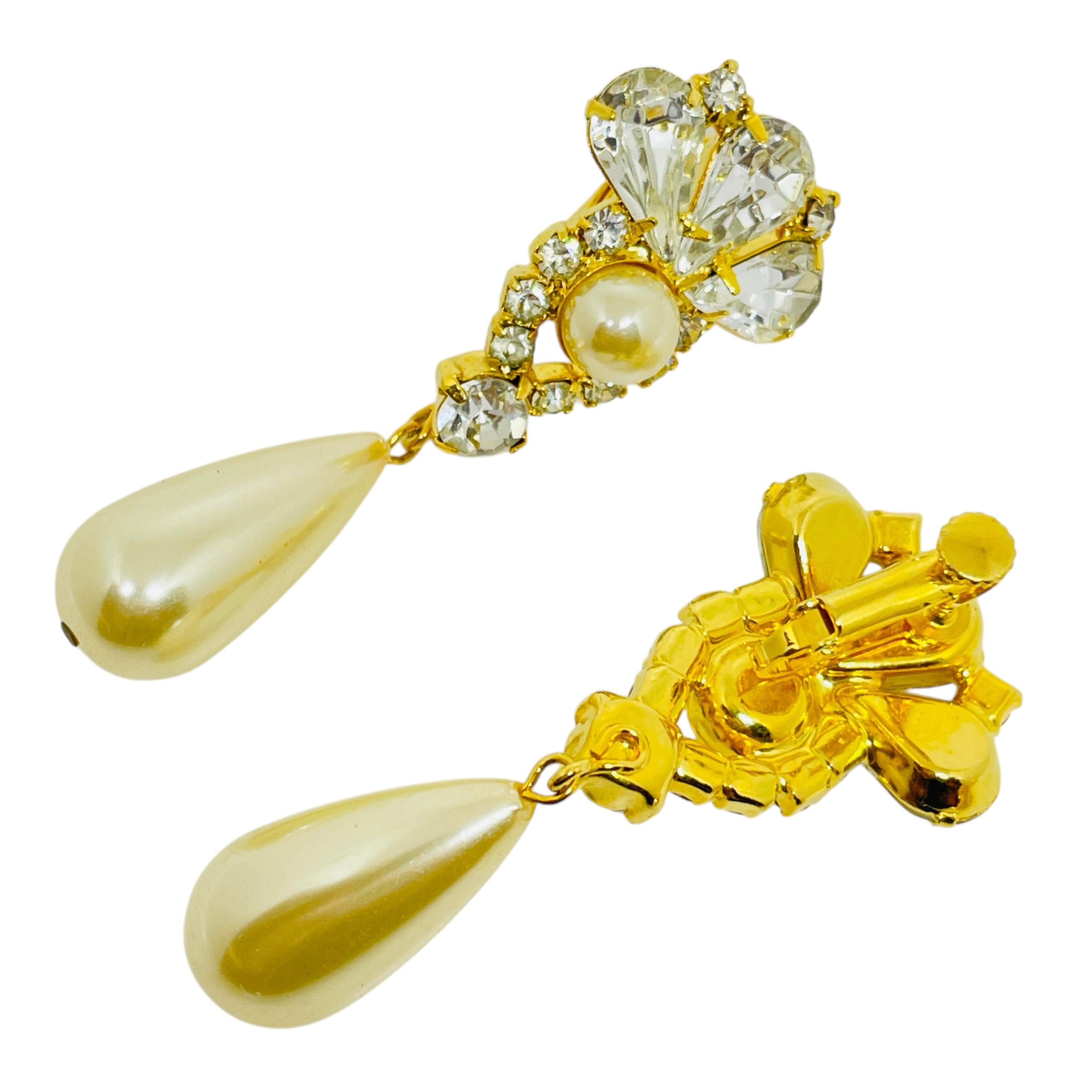 Vintage gold tone rhinestone faux pearl 80’s clip on earrings In Good Condition For Sale In Palos Hills, IL