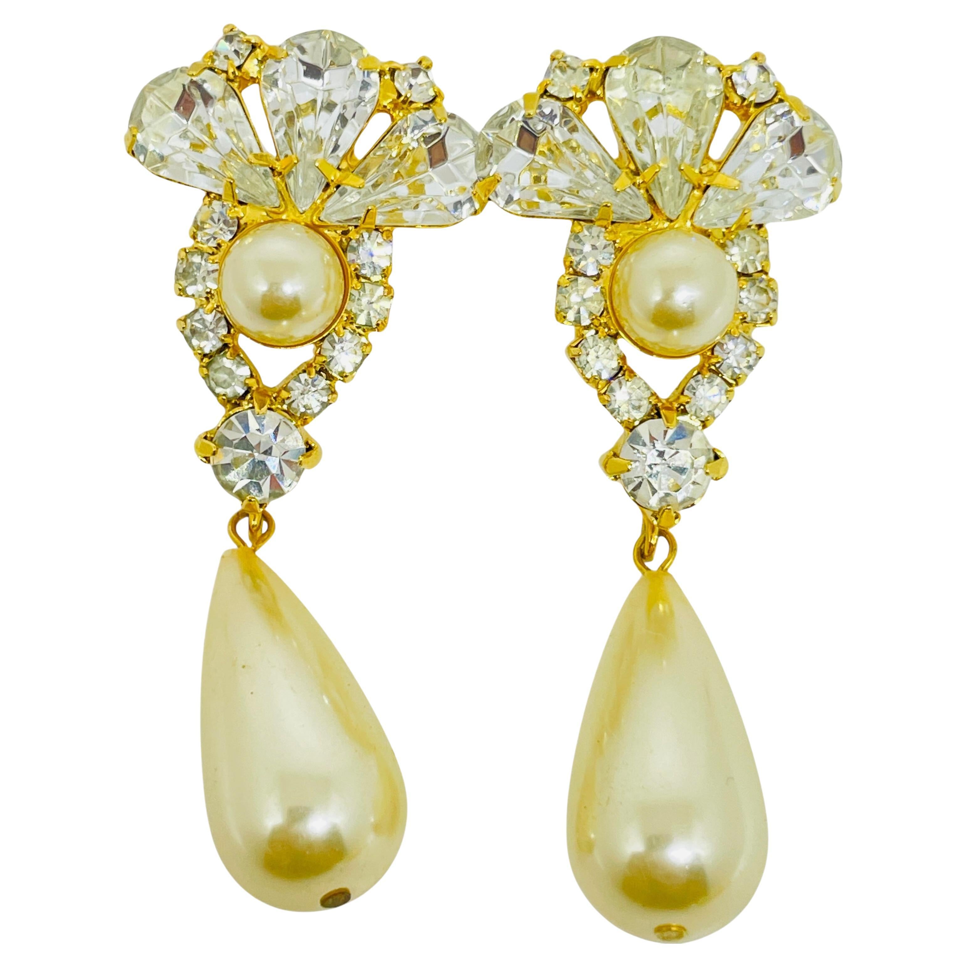 Boucles d
oreilles à clip vintage des années 80 avec strass et fausses perles.