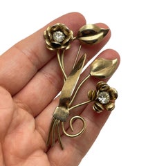 Vintage gold tone rhinestone flower old brooch