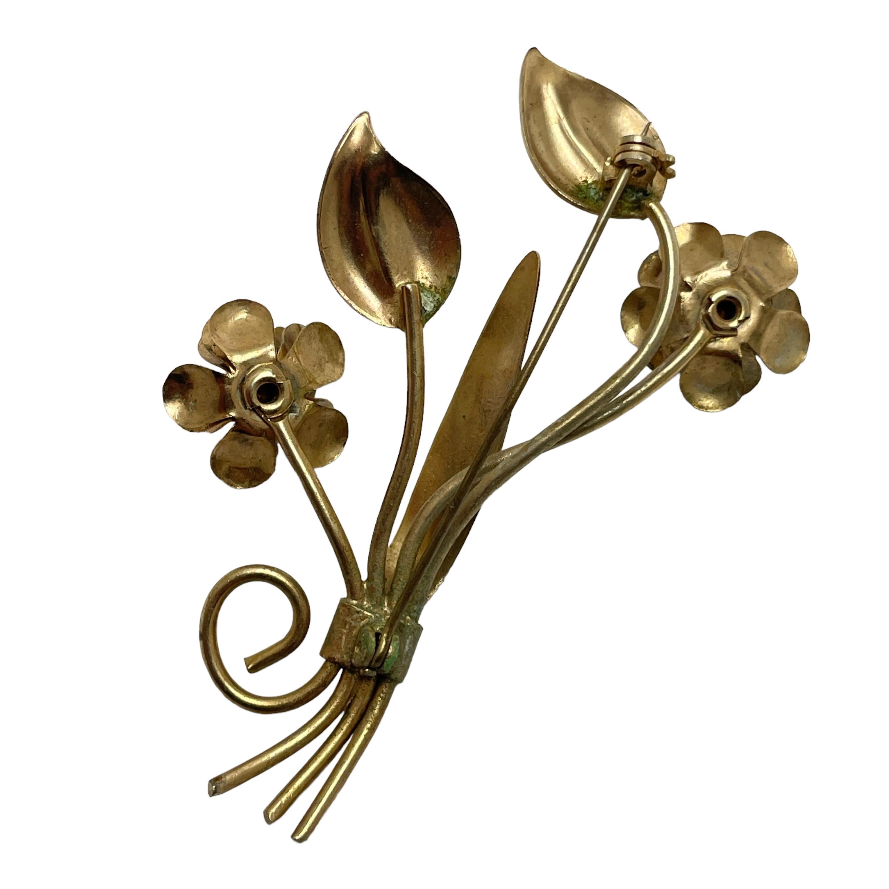 Vintage gold tone rhinestone flower old brooch In Good Condition For Sale In Palos Hills, IL
