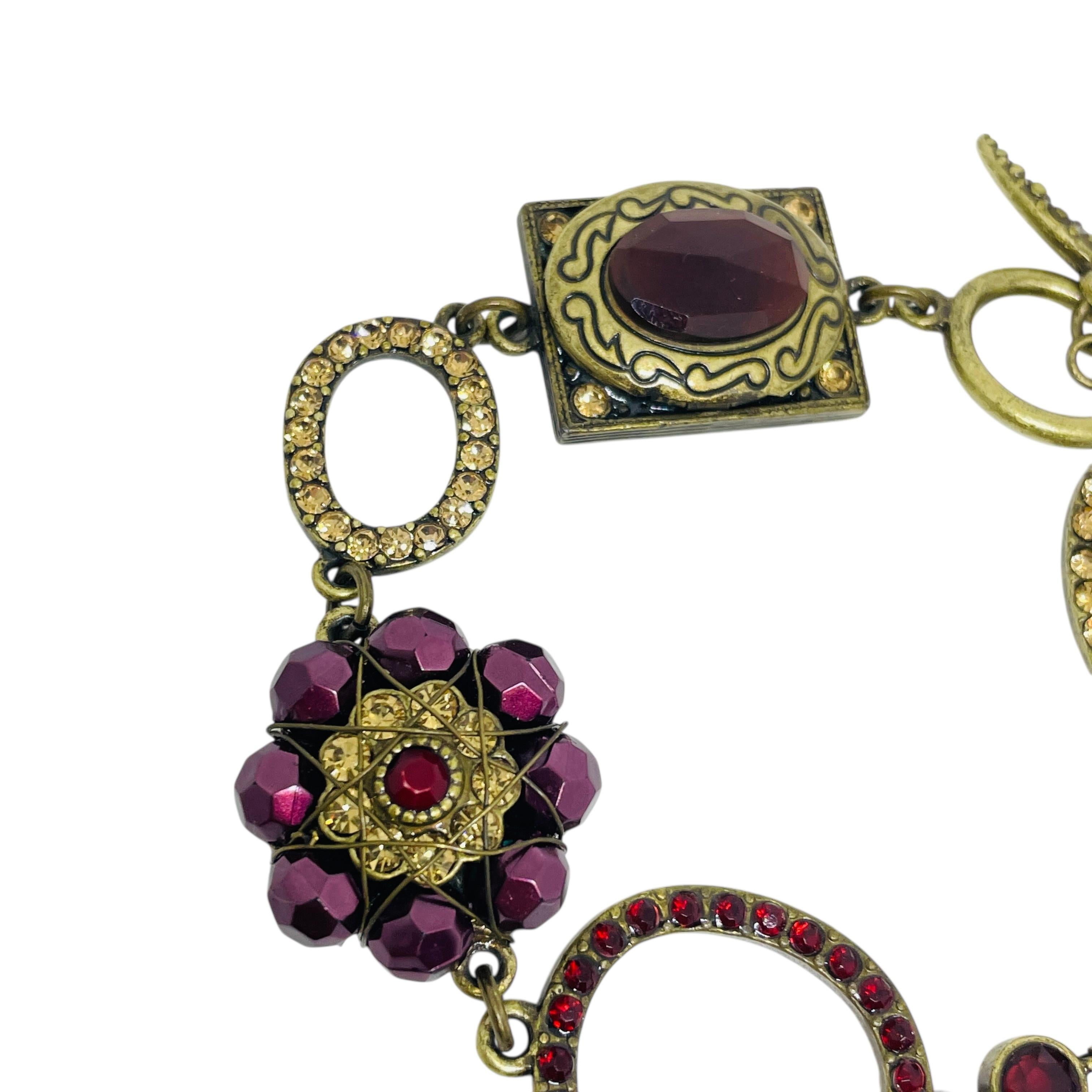 Bracciale vintage di design con chiusura ad alamaro in vetro e strass in tonalità oro in vendita 1