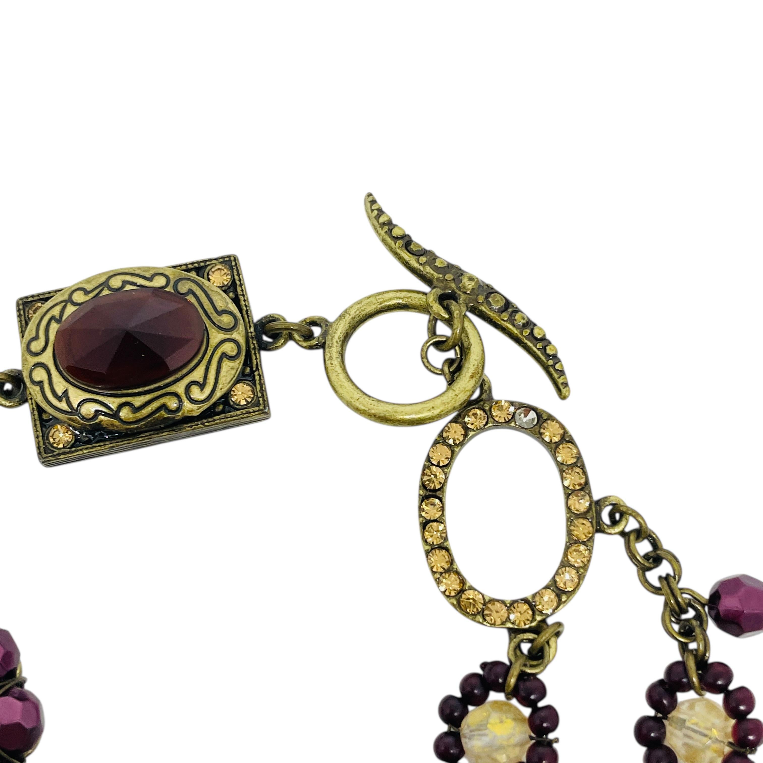 Bracciale vintage di design con chiusura ad alamaro in vetro e strass in tonalità oro in vendita 2