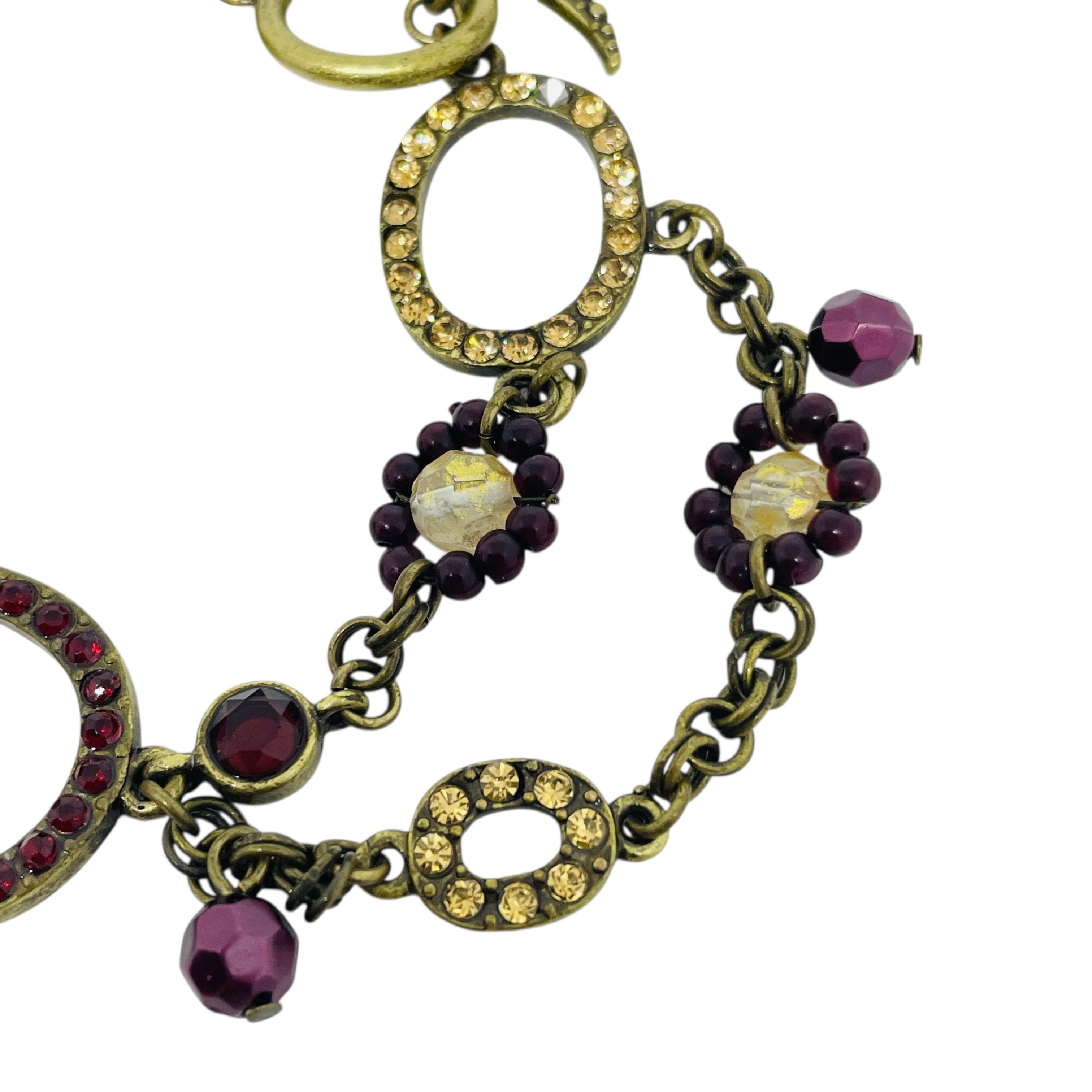 Bracciale vintage di design con chiusura ad alamaro in vetro e strass in tonalità oro in vendita 3