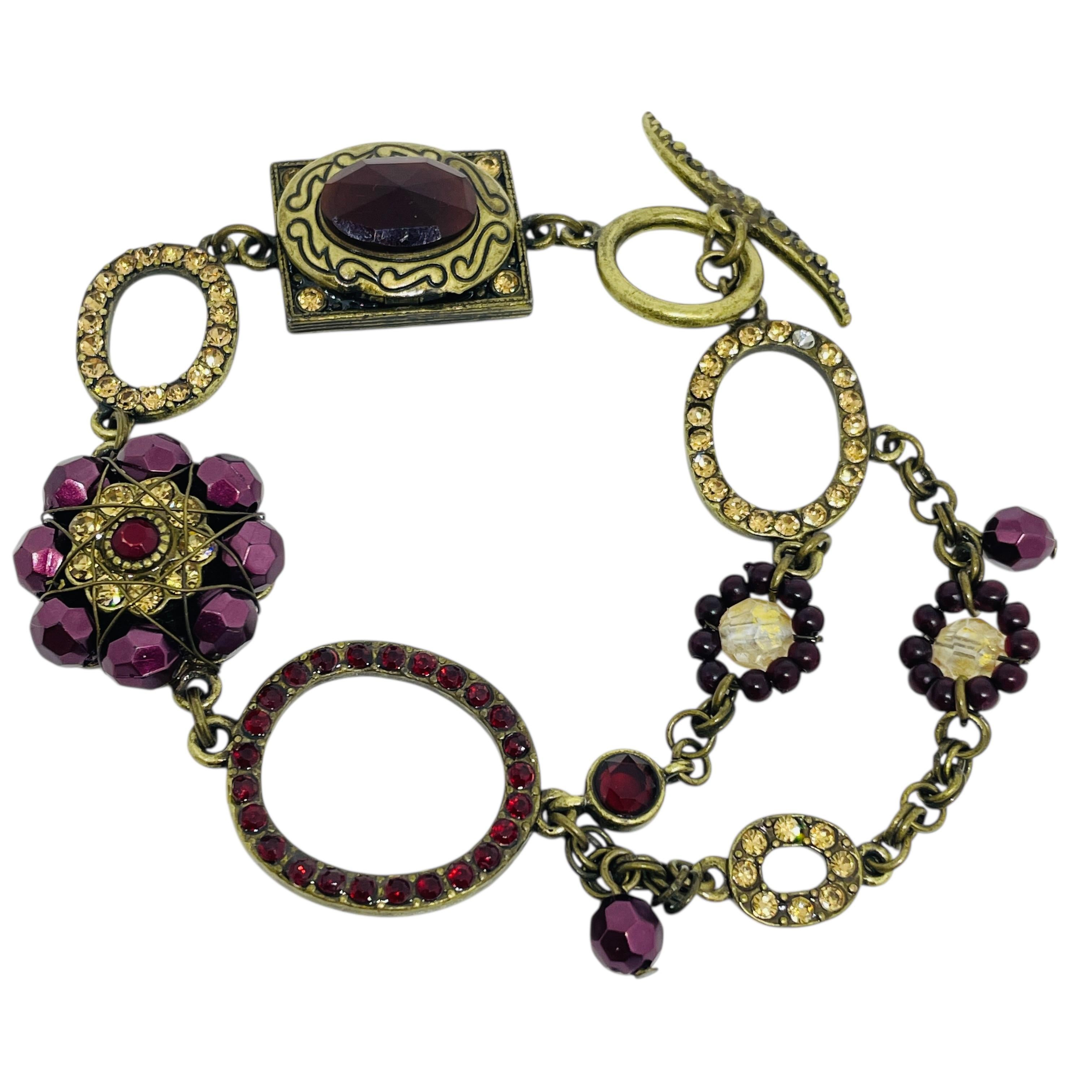 Bracciale vintage di design con chiusura ad alamaro in vetro e strass in tonalità oro in vendita 4