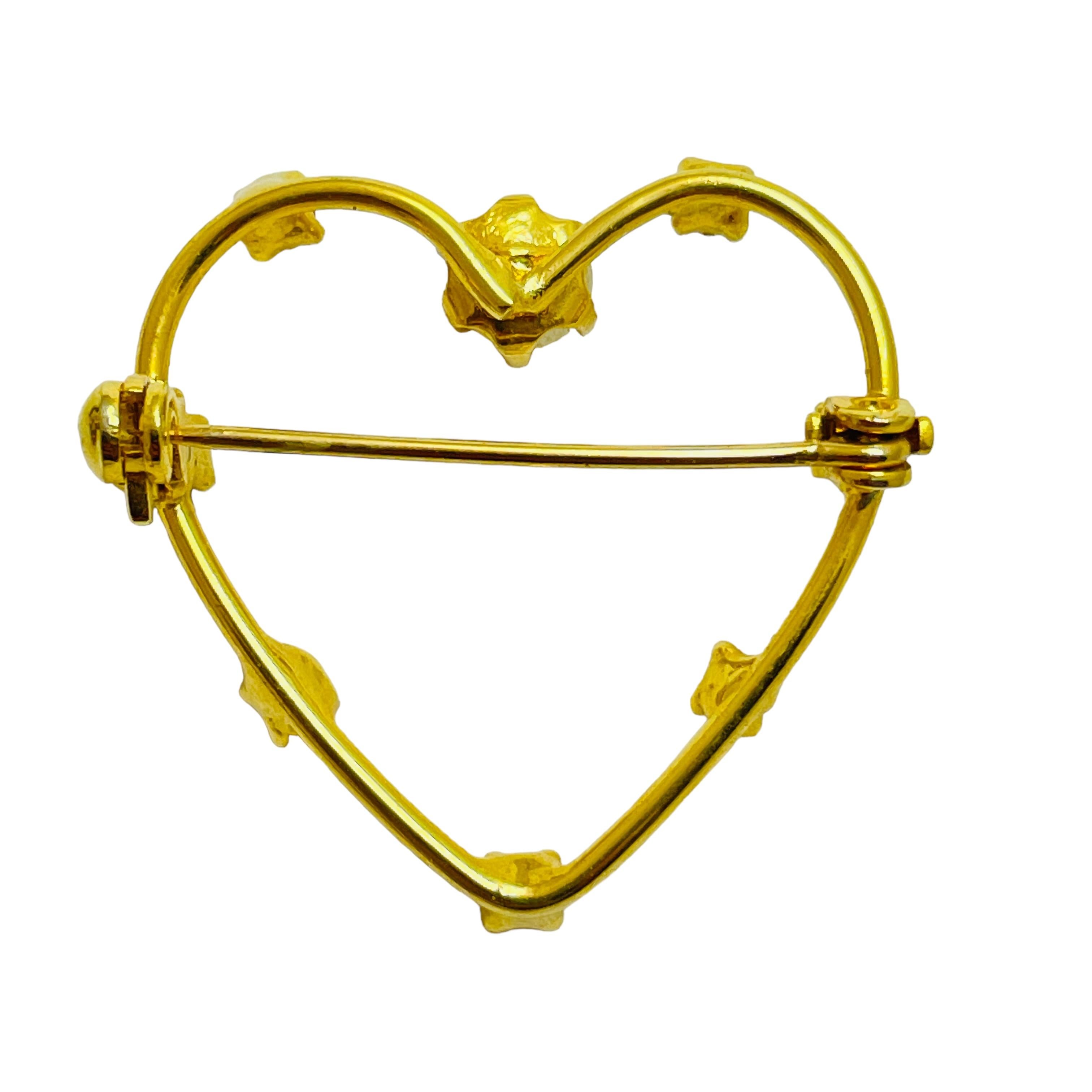 Vintage gold tone rhinestone pearl heart designer brooch In Good Condition For Sale In Palos Hills, IL