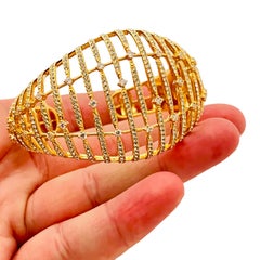 Pulsera brazalete vintage de diseño con cúpula ancha de strass en tono dorado