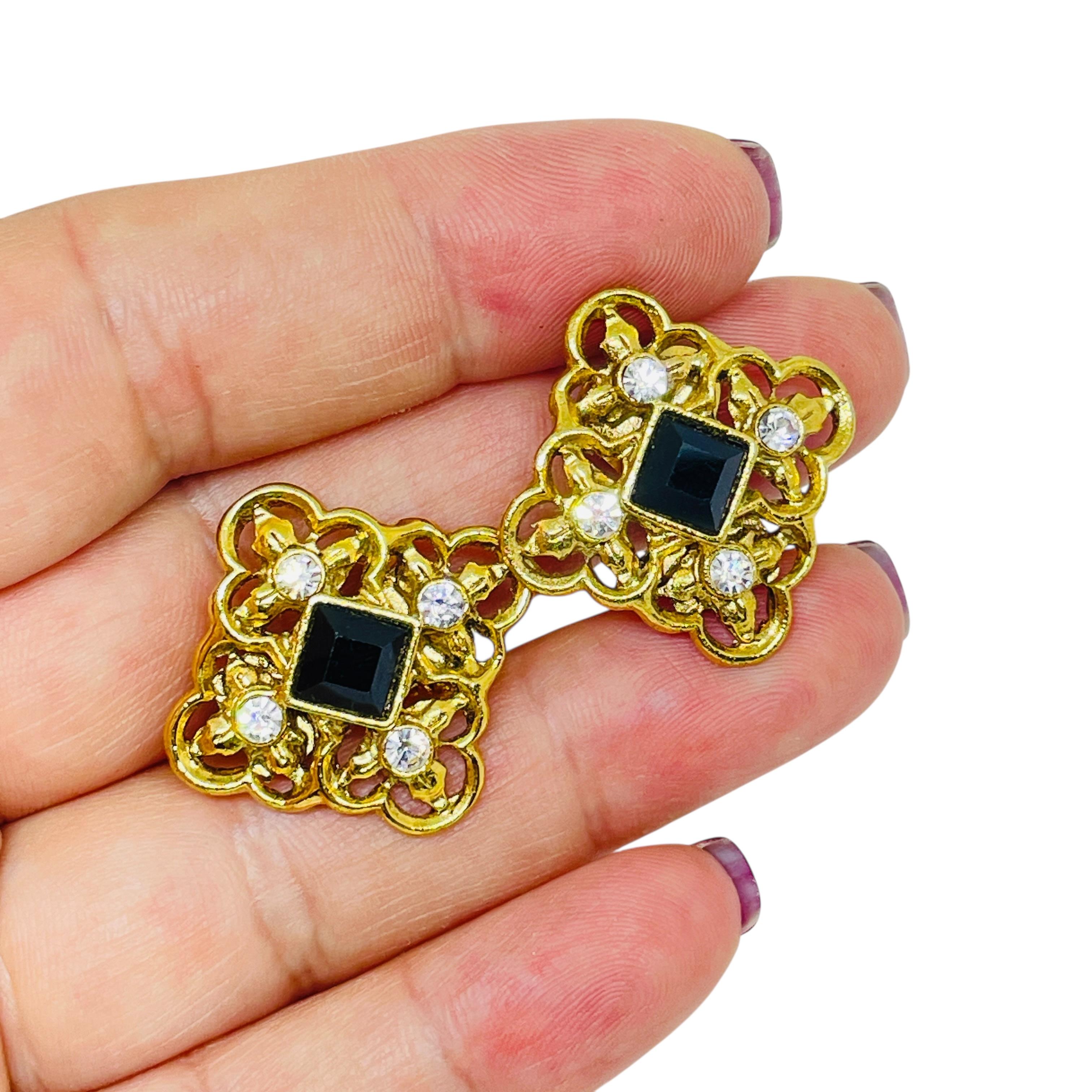 DETAILS

• unsigned 

• gold tone with rhinestones

• vintage designer earrings
 
MEASUREMENTS  

• CONDITION

•  very good vintage condition with minimal signs of wear 

 Sku 54

❤️❤️   VINTAGE DESIGNER JEWELRY   ❤️❤️

❤️❤️  ALEXANDER’S BOUTIQUE 