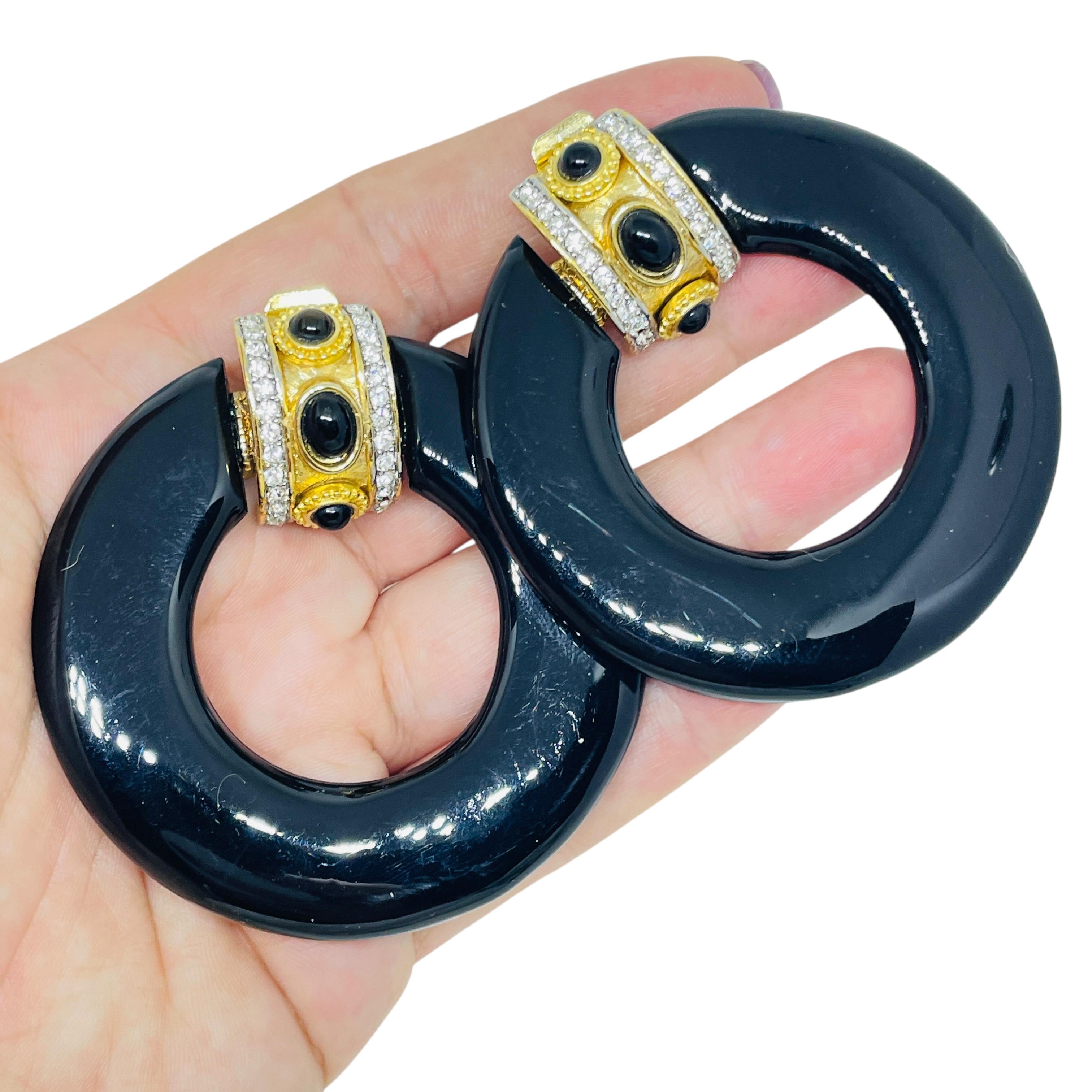 DETAILS

• unsigned 

• gold tone with rhinestones and resin

• vintage designer earrings
 
MEASUREMENTS  

• CONDITION

•  very good vintage condition with minimal signs of wear 

 Sku 54

❤️❤️   VINTAGE DESIGNER JEWELRY   ❤️❤️

❤️❤️  ALEXANDER’S