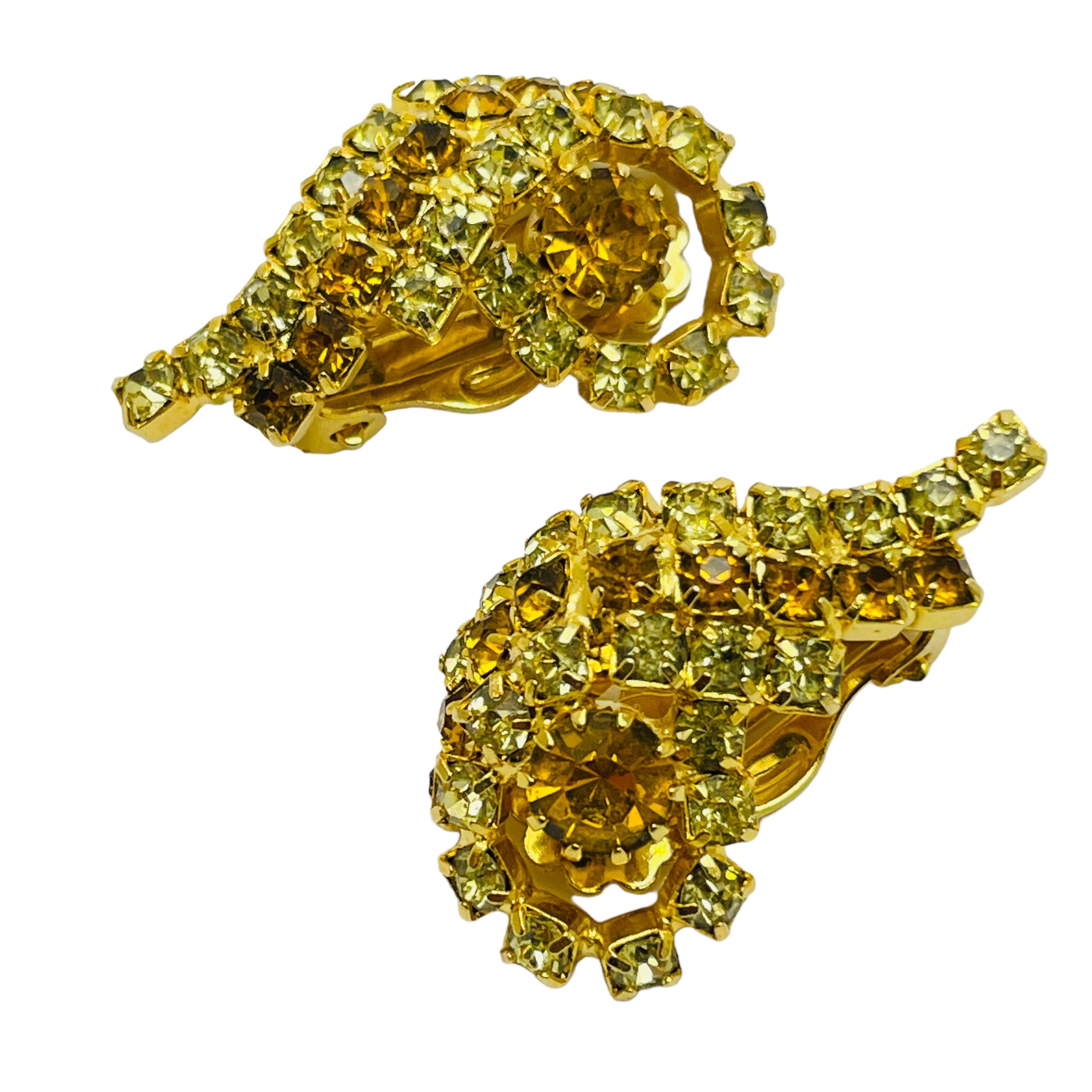DETAILS

• unsigned 

• gold tone with rhinestones

• vintage designer earrings

MEASUREMENTS  

• 

CONDITION

•  very good vintage condition with minimal signs of wear 

 Sku 41

❤️❤️  VINTAGE DESIGNER JEWELRY ❤️❤️

❤️❤️  ALEXANDER’S BOUTIQUE  ❤️❤️