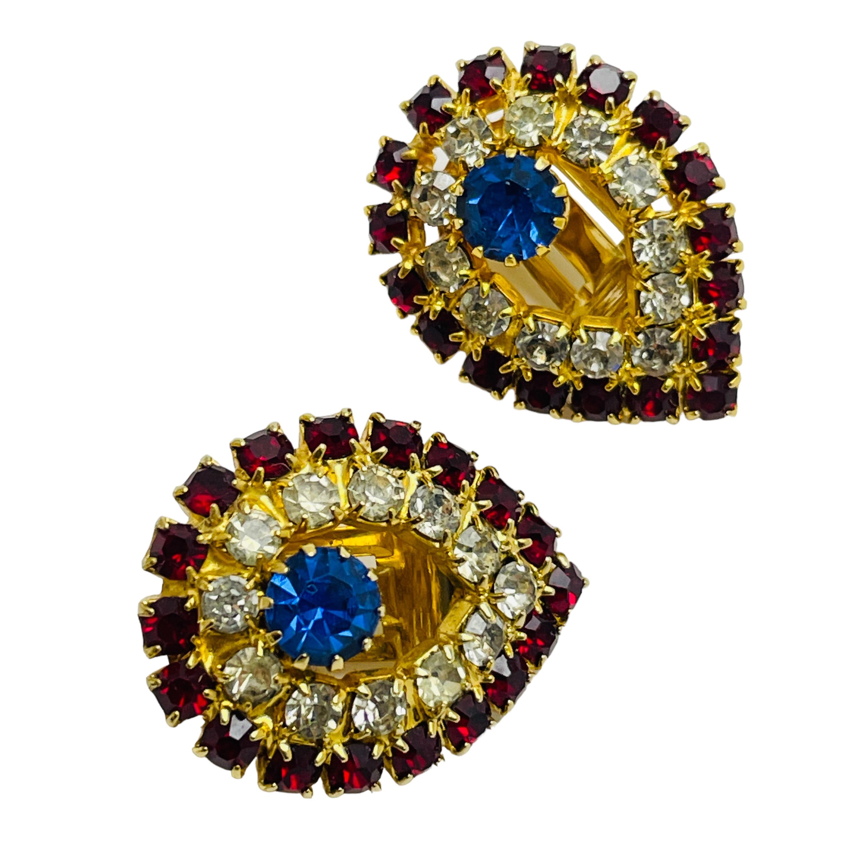 DETALLES

- sin signo 

- tono dorado con strass

- pendientes vintage de diseño

MEDIDAS  

- 

CONDICIÓN

-  muy buen estado vintage con mínimos signos de desgaste 

 Código 41

❤️❤️  JOYAS DE DISEÑO VINTAGE ❤️❤️

❤️❤️  BOUTIQUE DE ALEXANDER  ❤️❤️