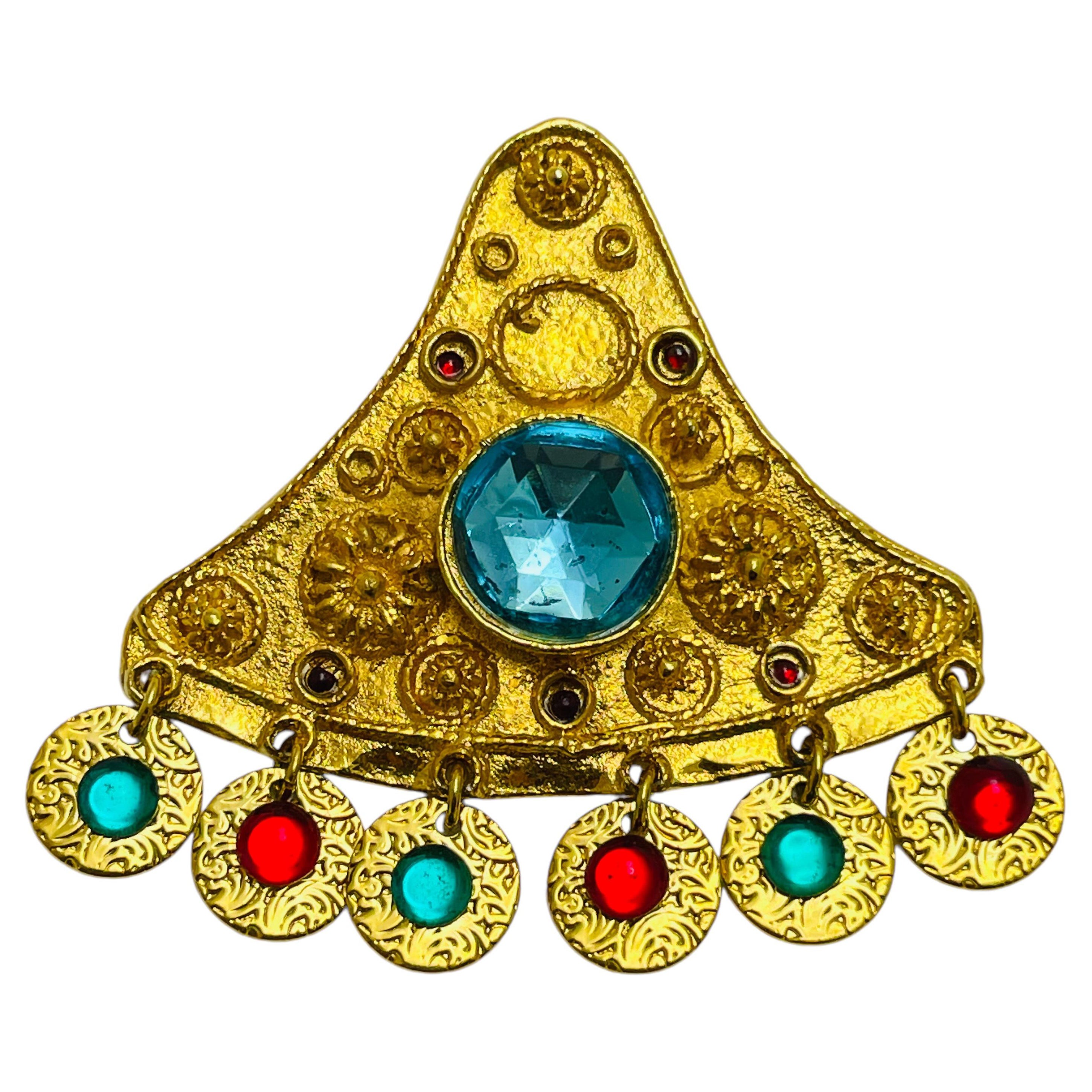 Etruskische Designer-Brosche in Goldtönen mit Strasssteinen, etruskisch, baumelnd im Angebot