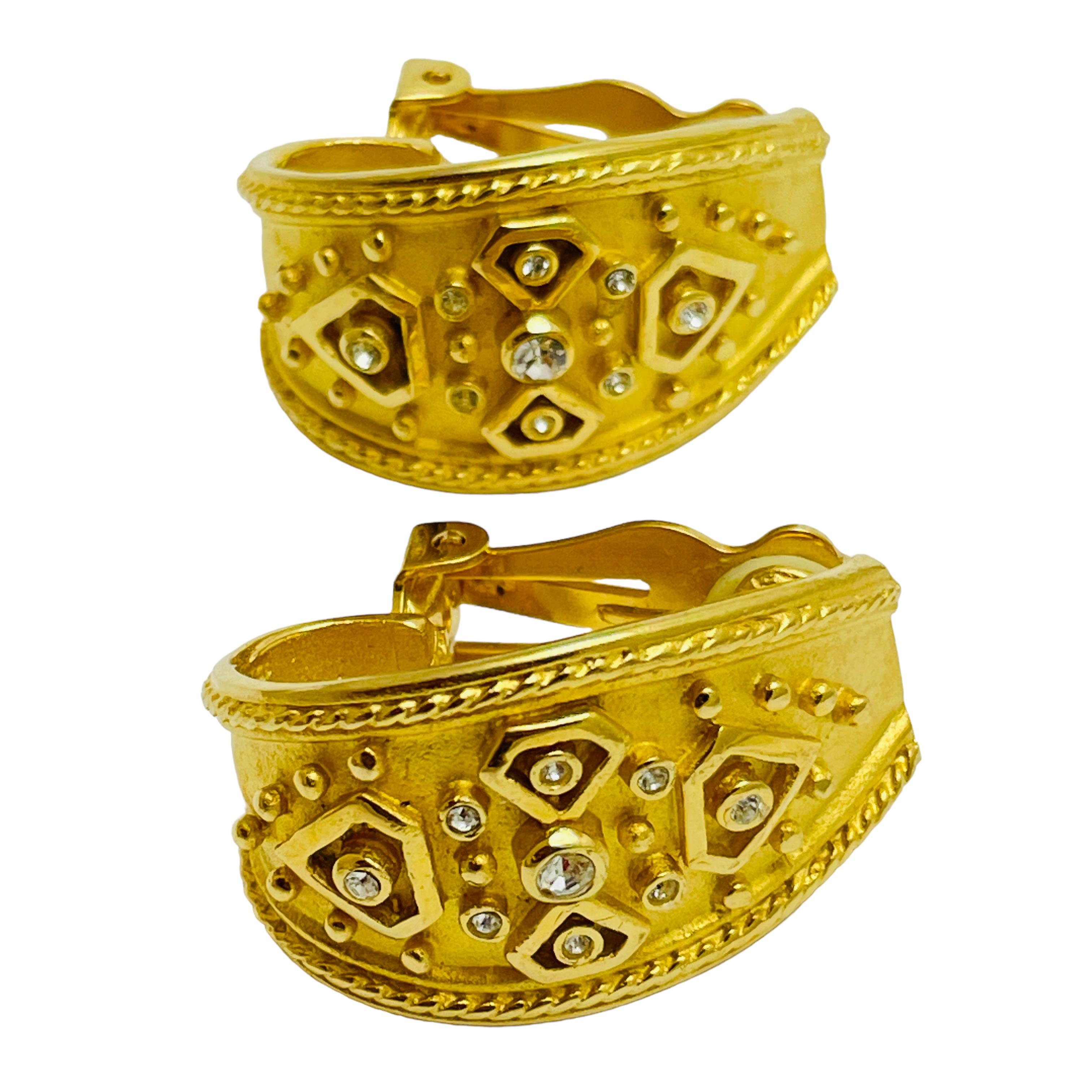 DETAILS

• unsigned    

• gold tone with rhinestones

• vintage designer earrings

MEASUREMENTS  

• 

CONDITION

•  very good vintage condition with minimal signs of wear 

 Sku 45

❤️❤️  VINTAGE DESIGNER JEWELRY ❤️❤️

❤️❤️  ALEXANDER’S BOUTIQUE 