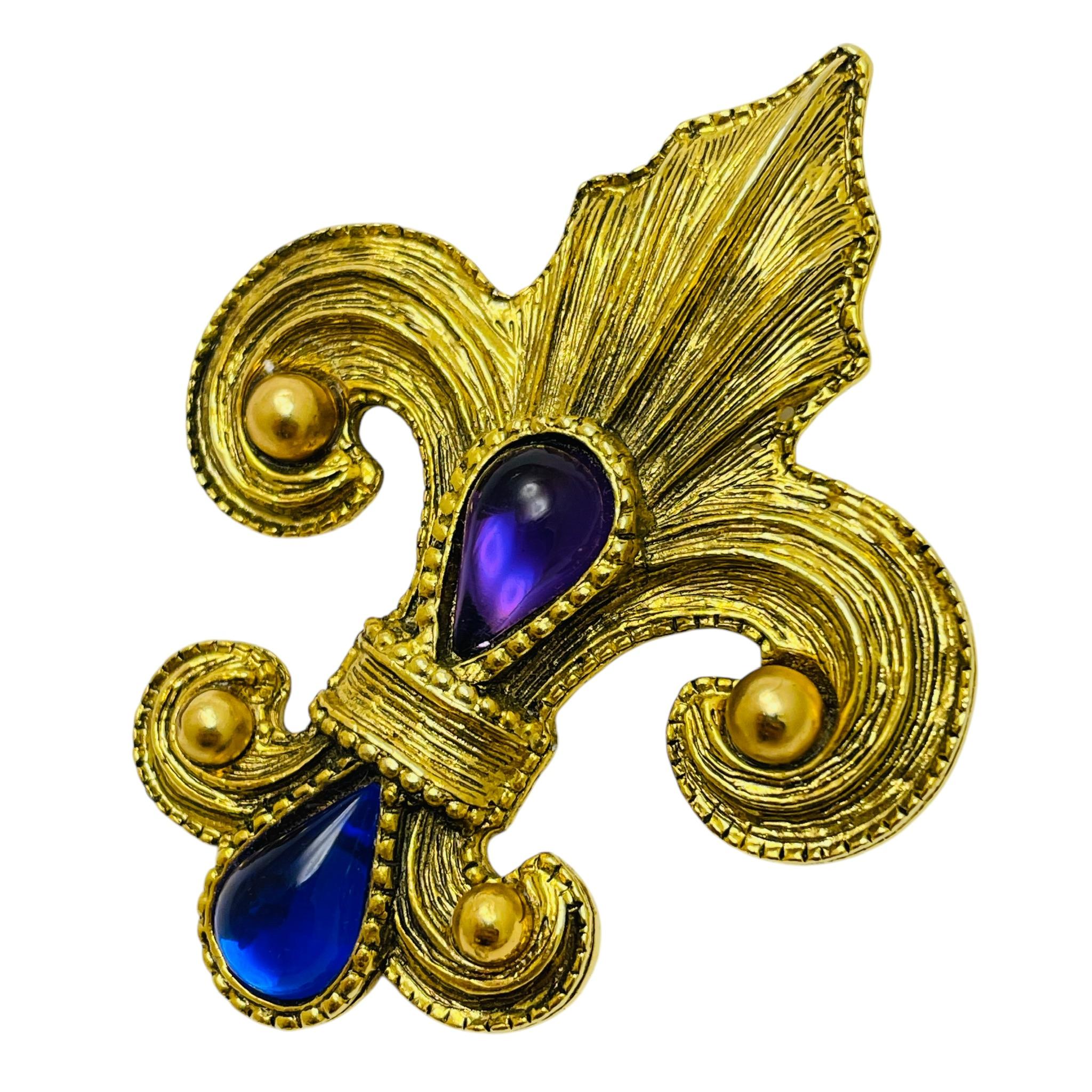 DETAILS

• unsigned 

• gold tone with rhinestones 

• vintage designer brooch 

MEASUREMENTS  

• 

CONDITION

•  very good vintage condition with minimal signs of wear 

 Sku 48

❤️❤️  VINTAGE DESIGNER JEWELRY ❤️❤️

❤️❤️  ALEXANDER’S BOUTIQUE 