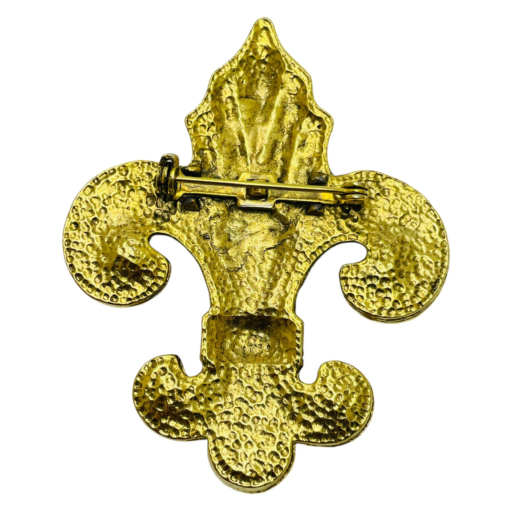 Vintage gold tone rhinestones fleur de lis designer brooch In Good Condition For Sale In Palos Hills, IL