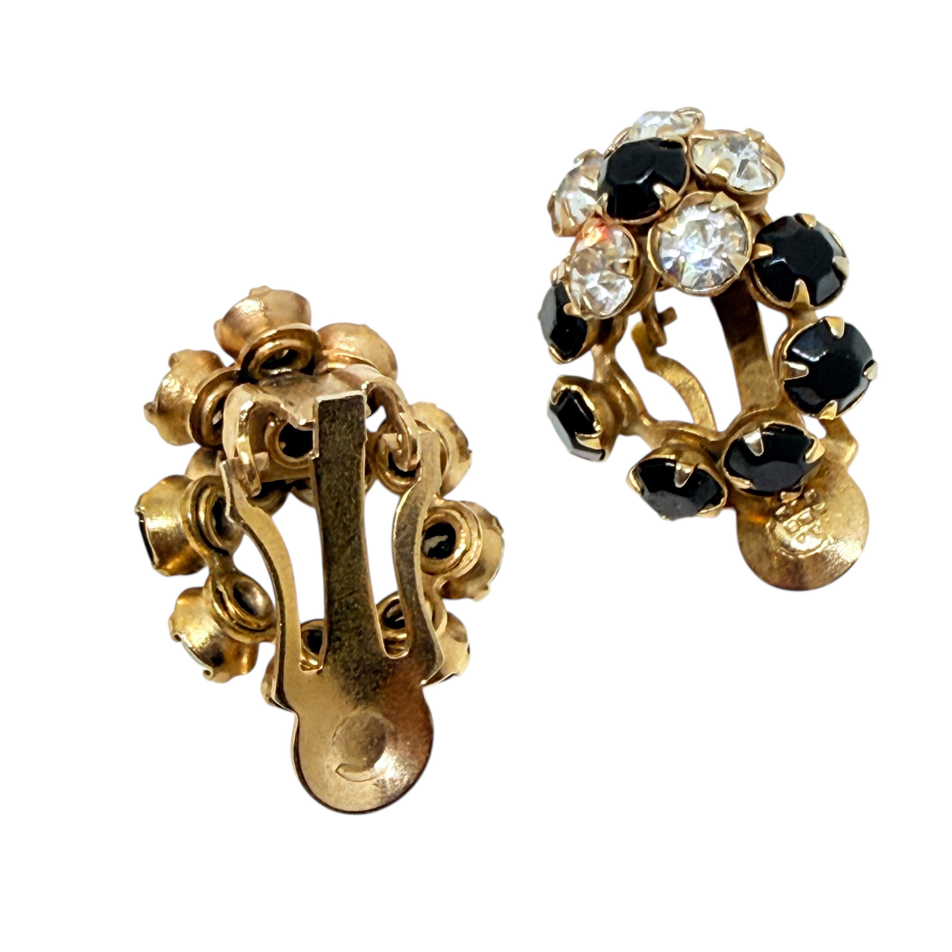 Piccoli orecchini a clip d'epoca con strass a forma di fiore di design In condizioni buone in vendita a Palos Hills, IL