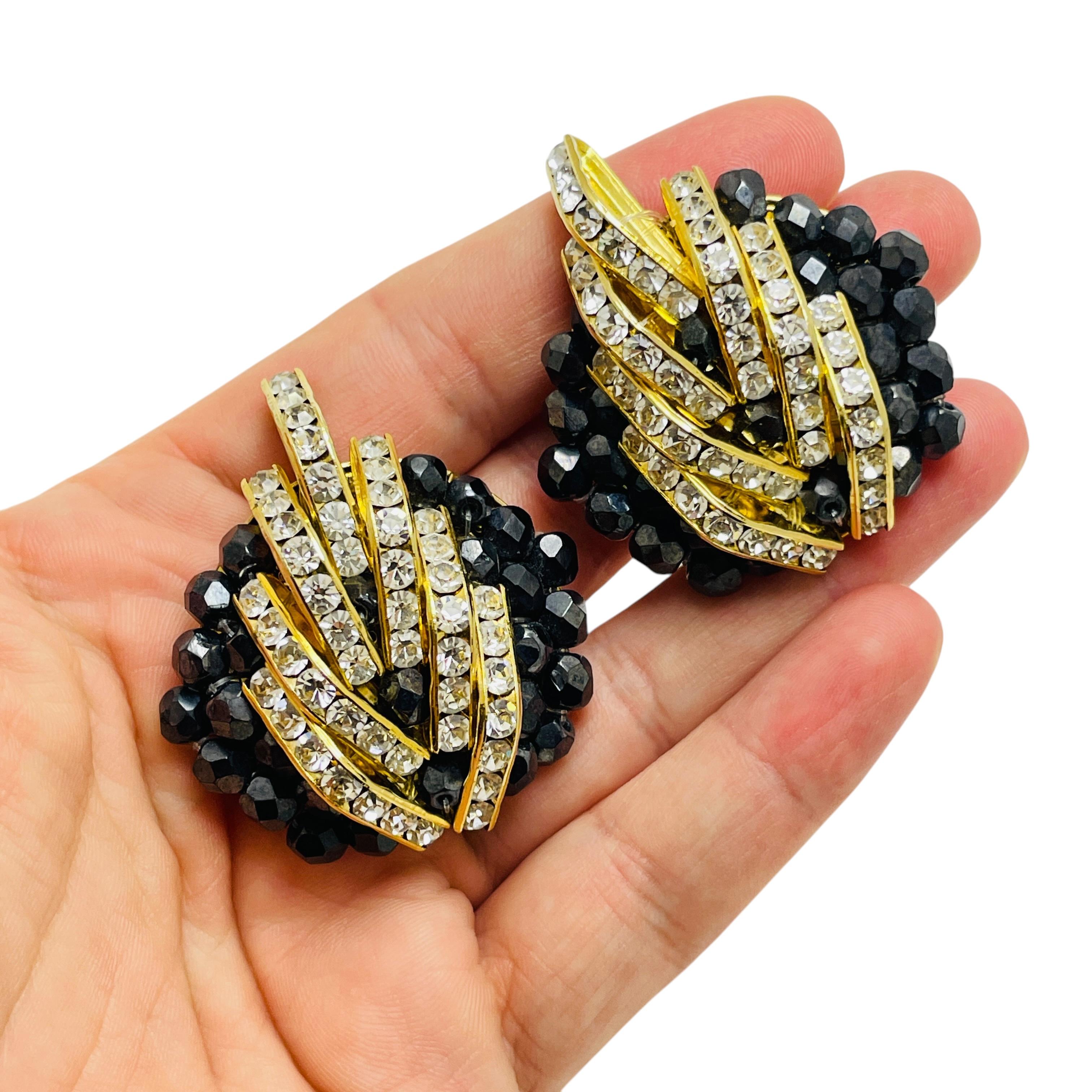 DETALLES

- sin signo   

- tono dorado con strass y cuentas de cristal

- pendientes vintage de diseño

MEDIDAS  

- 

CONDICIÓN

-  muy buen estado vintage con mínimos signos de desgaste 

 Código 49

❤️❤️  JOYAS DE DISEÑO VINTAGE ❤️❤️

❤️❤️ 