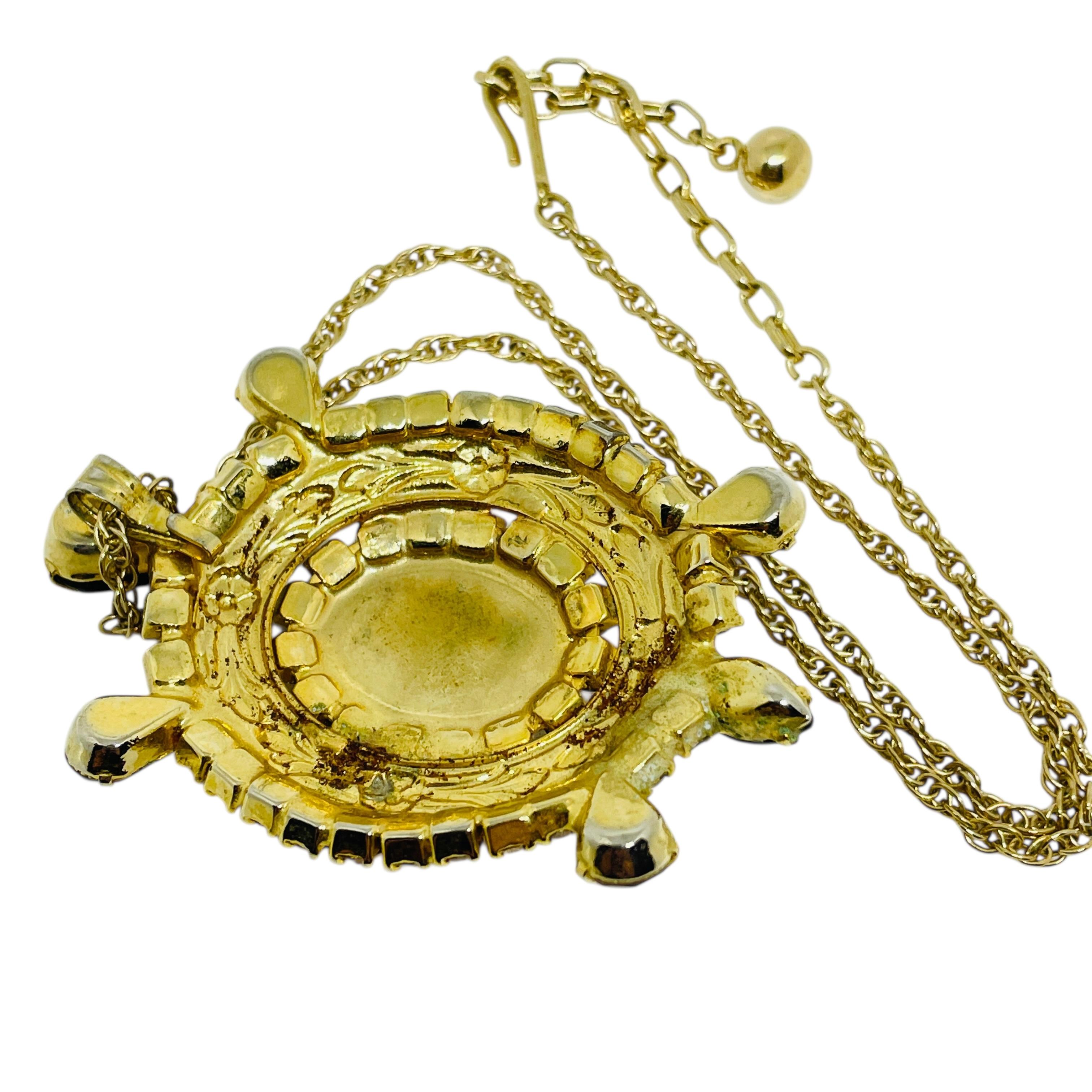 Vintage gold tone rhinestones glass turtle pendant necklace In Good Condition For Sale In Palos Hills, IL