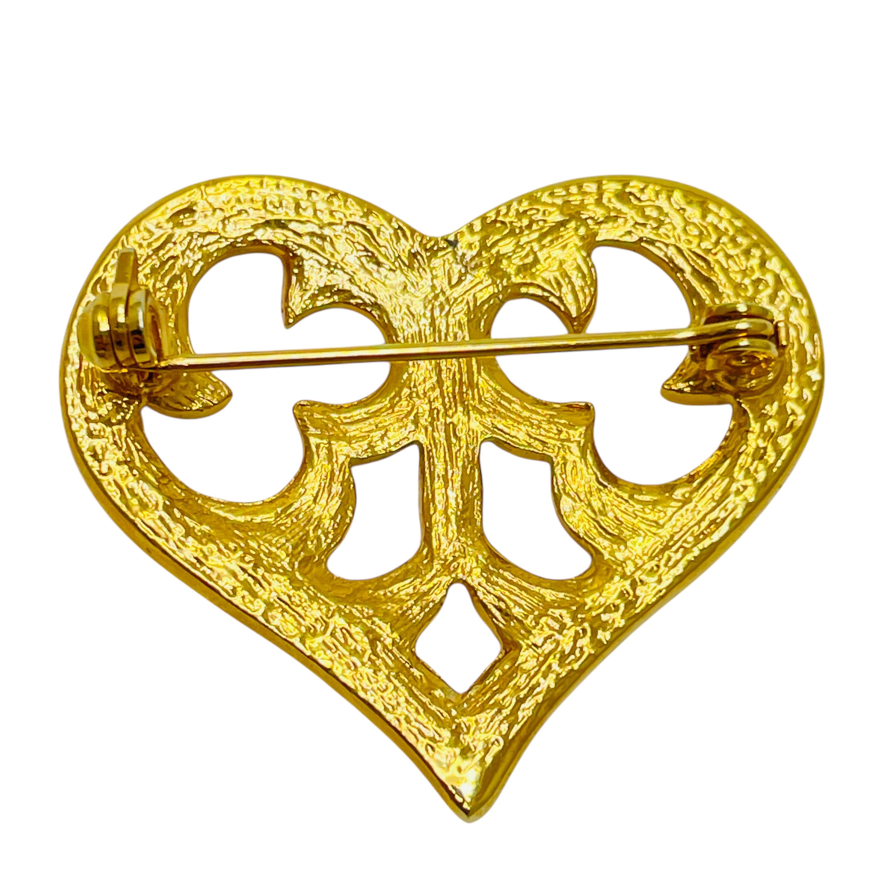 Vintage gold tone rhinestones heart designer brooch In Good Condition For Sale In Palos Hills, IL