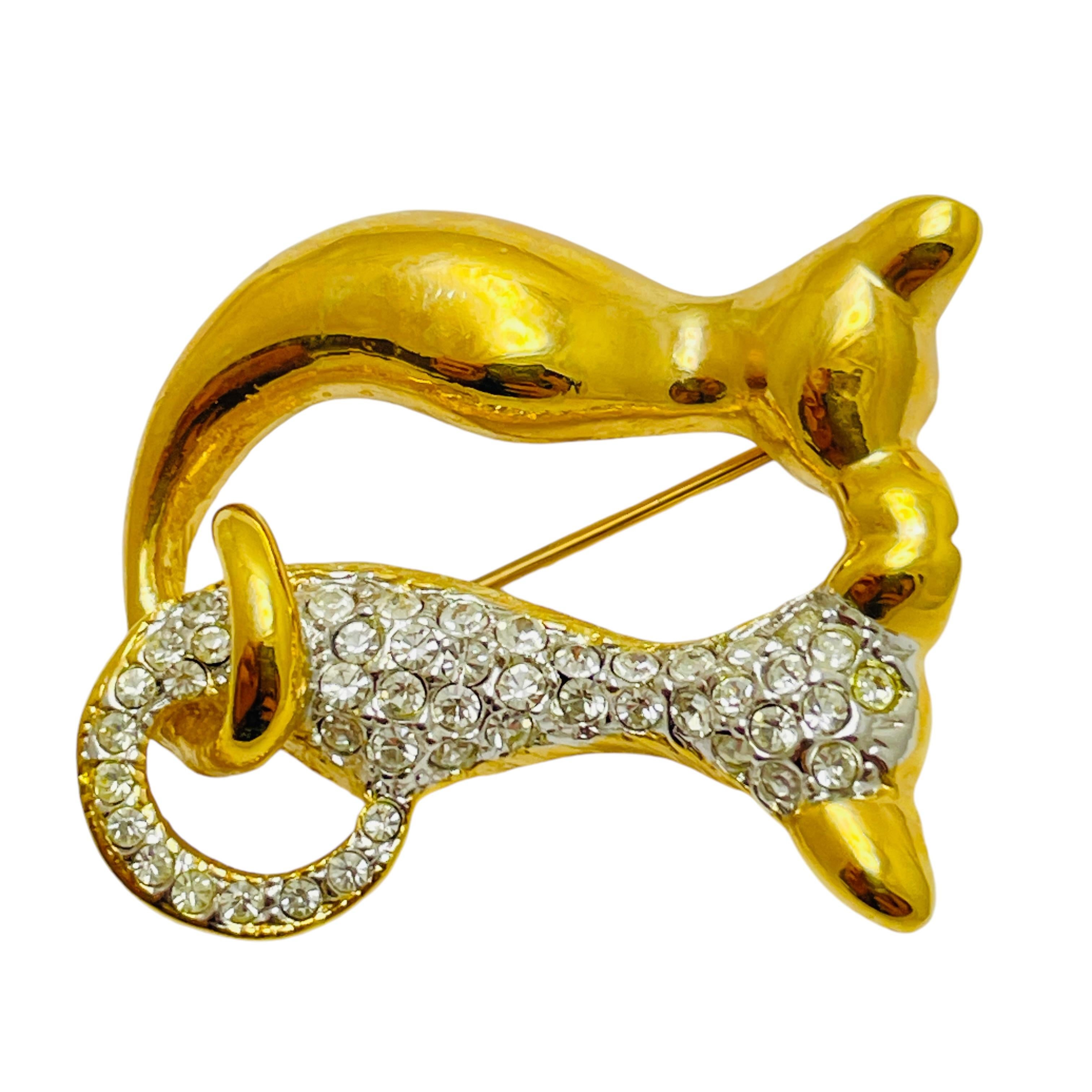 DETALLES

- sin signo 

- tono dorado con strass 

- broche vintage de diseño

MEDIDAS  

- 

CONDICIÓN

-  muy buen estado vintage con mínimos signos de desgaste 

 Código 47

❤️❤️  JOYAS DE DISEÑO VINTAGE ❤️❤️

❤️❤️  BOUTIQUE DE ALEXANDER  ❤️❤️  