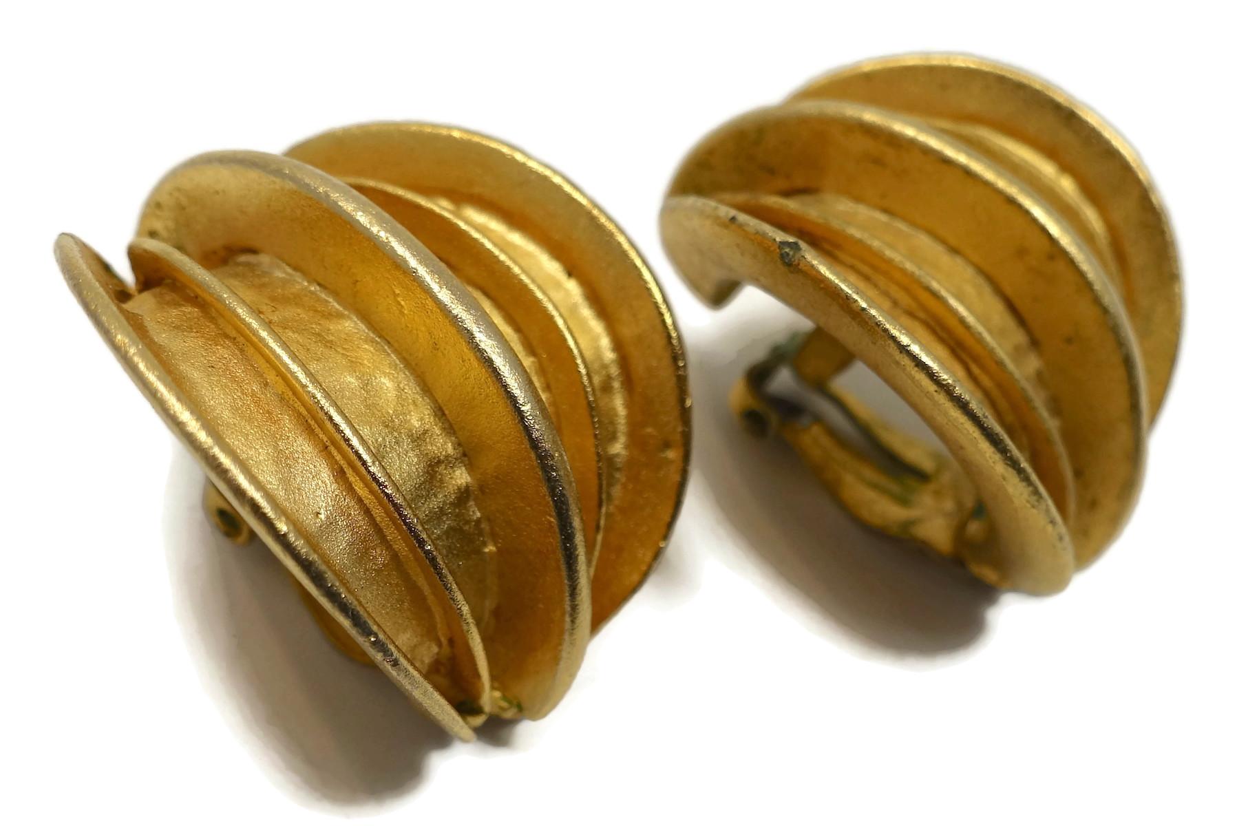 These vintage earrings have a ribbed design in a gold tone setting.  In excellent condition, these clip earrings measure 1-1/4” x 1”.