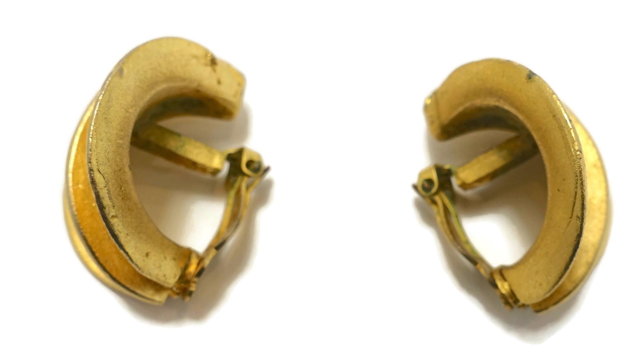 Vintage Gold Tone Ribbed Clip Earrings In Good Condition For Sale In New York, NY