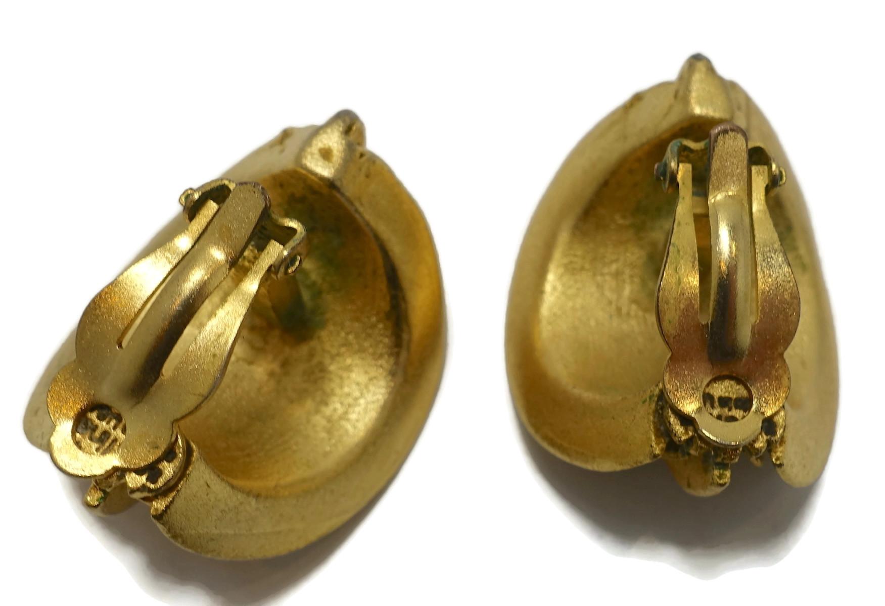 Women's Vintage Gold Tone Ribbed Clip Earrings For Sale