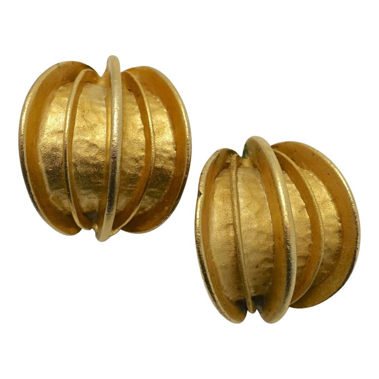 Vintage Gold Tone Ribbed Clip Earrings For Sale at 1stDibs