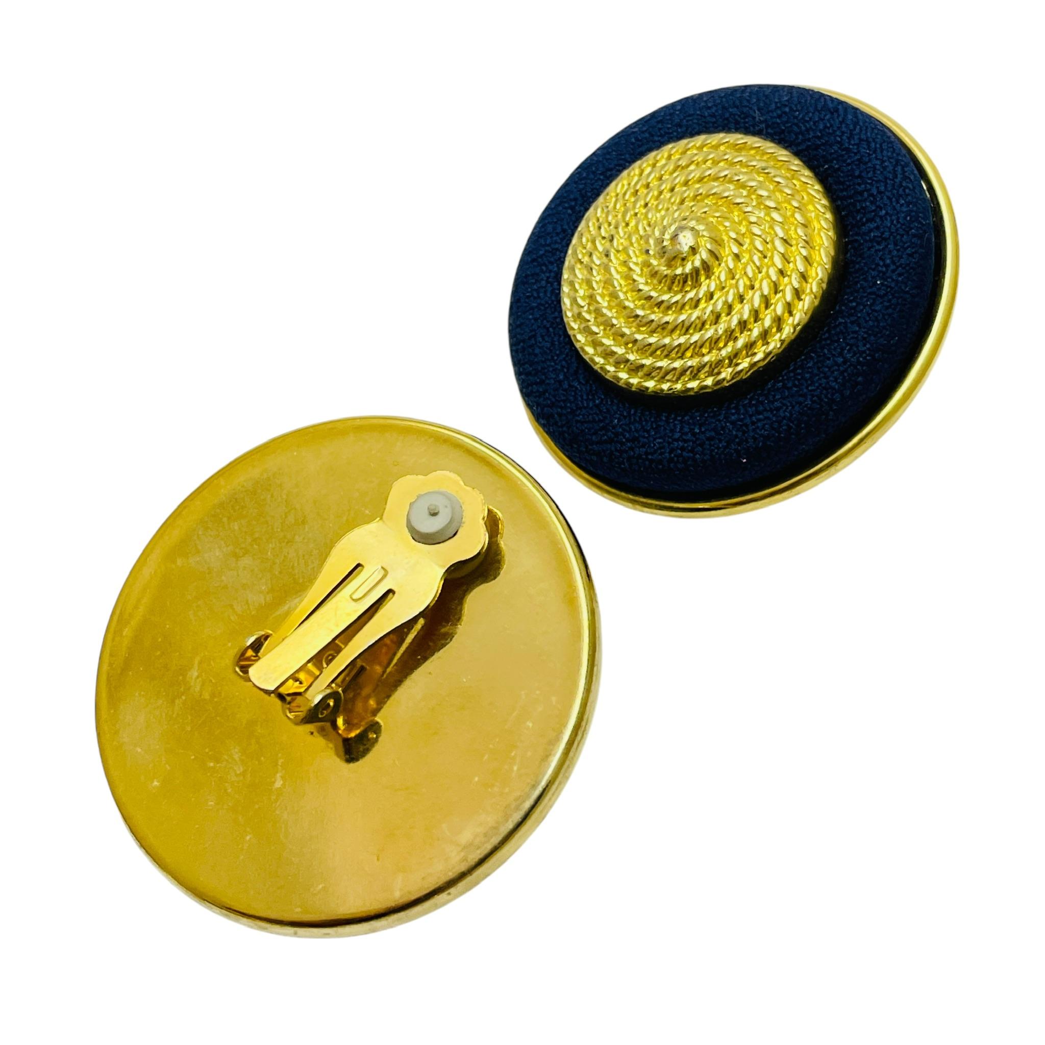 Vintage Goldton Seil faux Wildleder Designer Clip auf Ohrringe im Zustand „Gut“ im Angebot in Palos Hills, IL
