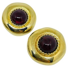 Boucles d'oreilles à clip vintage en verre massif rubis rouge et ton or