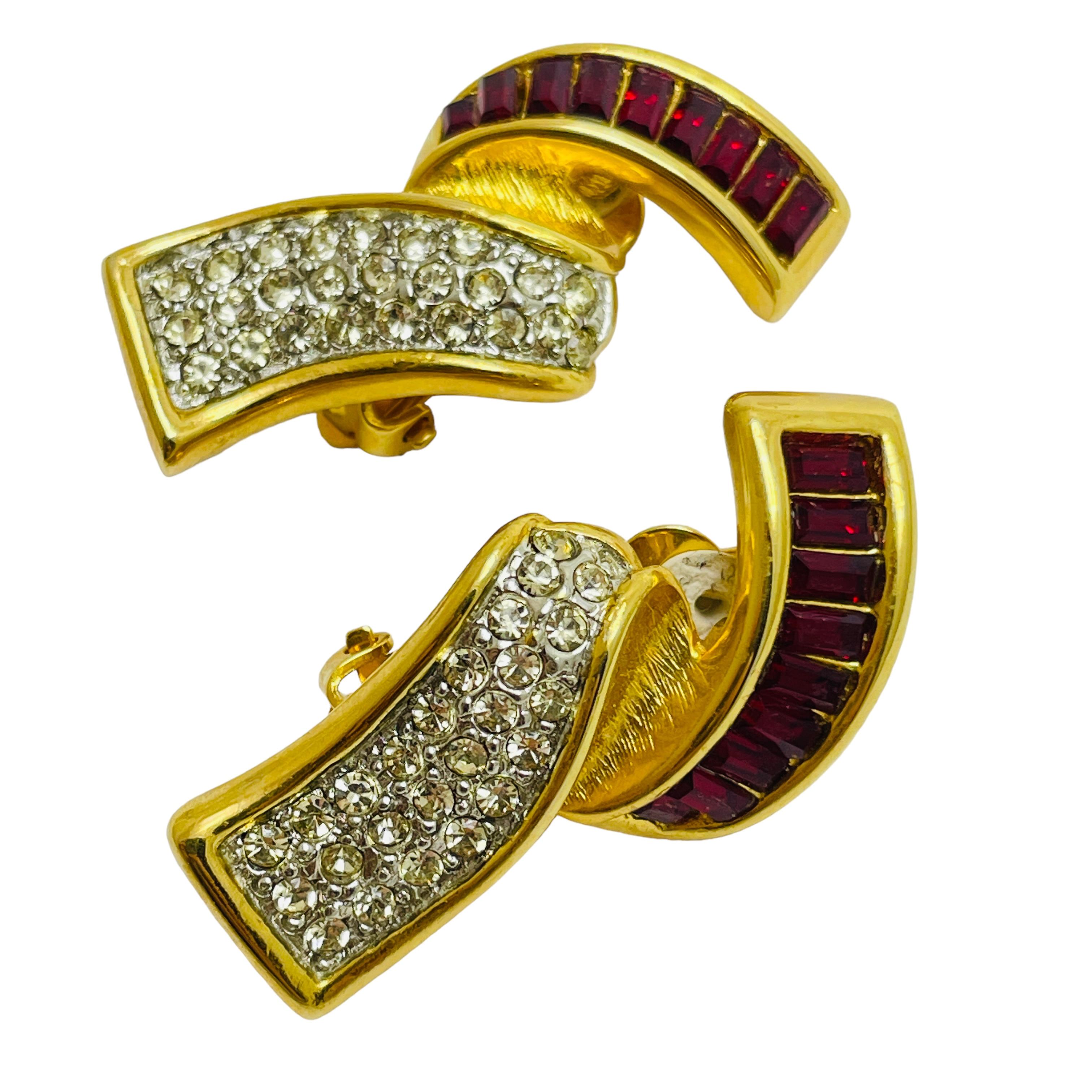 DETAILS

- • ohne Vorzeichen 

- • goldfarben mit Strasssteinen

- • Vintage-Designer-Ohrringe

MASSNAHMEN  

- • 

CONDIT

- •  sehr guter Vintage-Zustand mit minimalen Gebrauchsspuren 

 Sku 38

❤️❤️  VINTAGE-DESIGNER-SCHMUCK ❤️❤️

❤️❤️ 