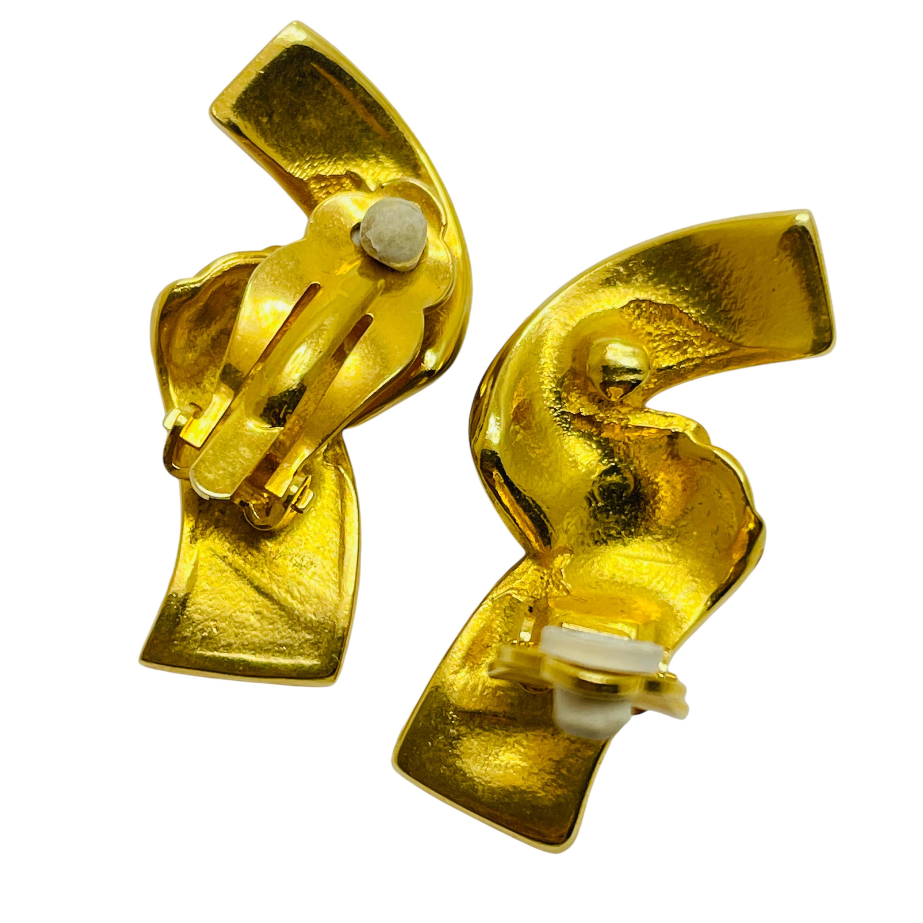 Vintage Gold Ton Rubin rot Strass Designer Landebahn Clip auf Ohrringe im Zustand „Gut“ im Angebot in Palos Hills, IL