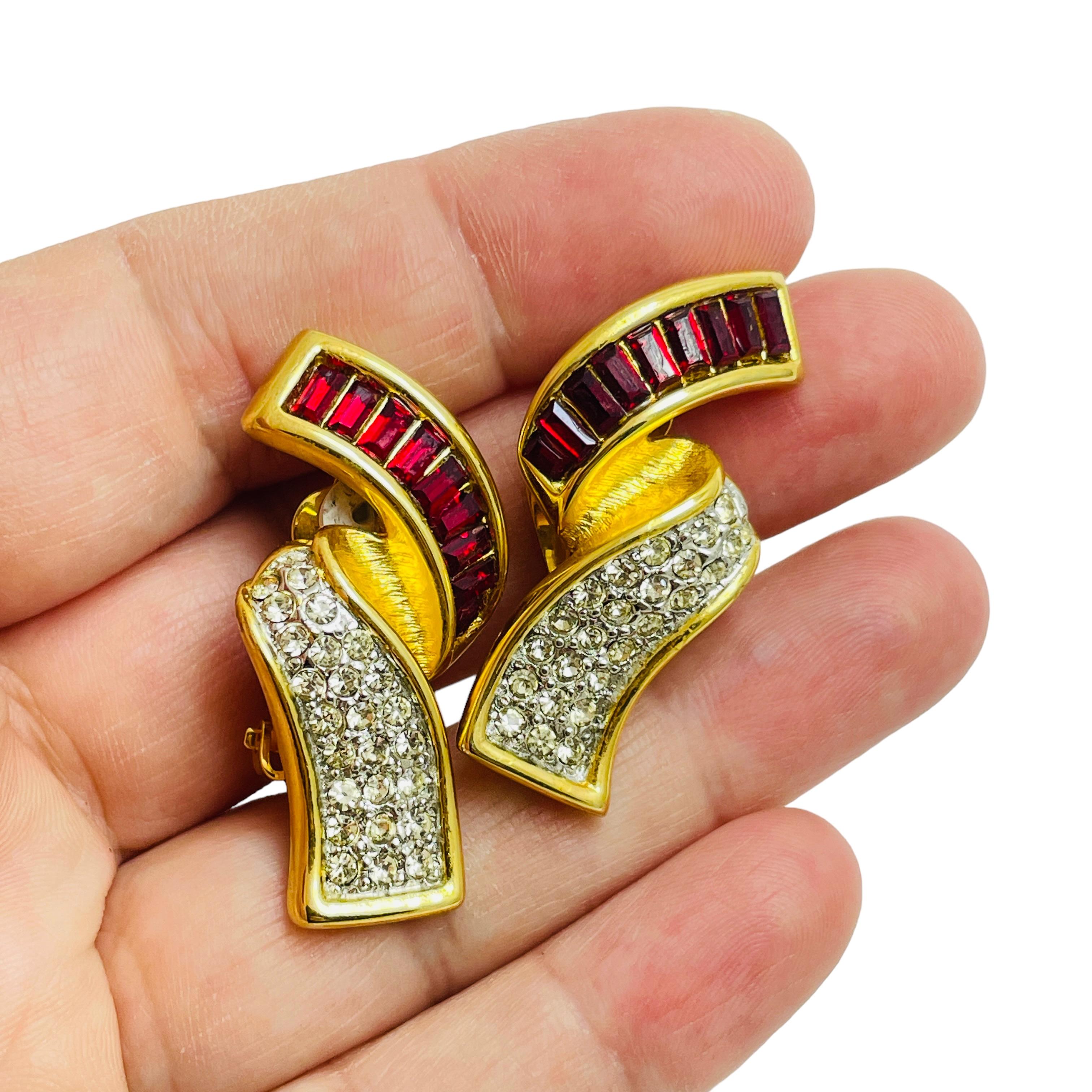 Vintage Gold Ton Rubin rot Strass Designer Landebahn Clip auf Ohrringe Damen im Angebot