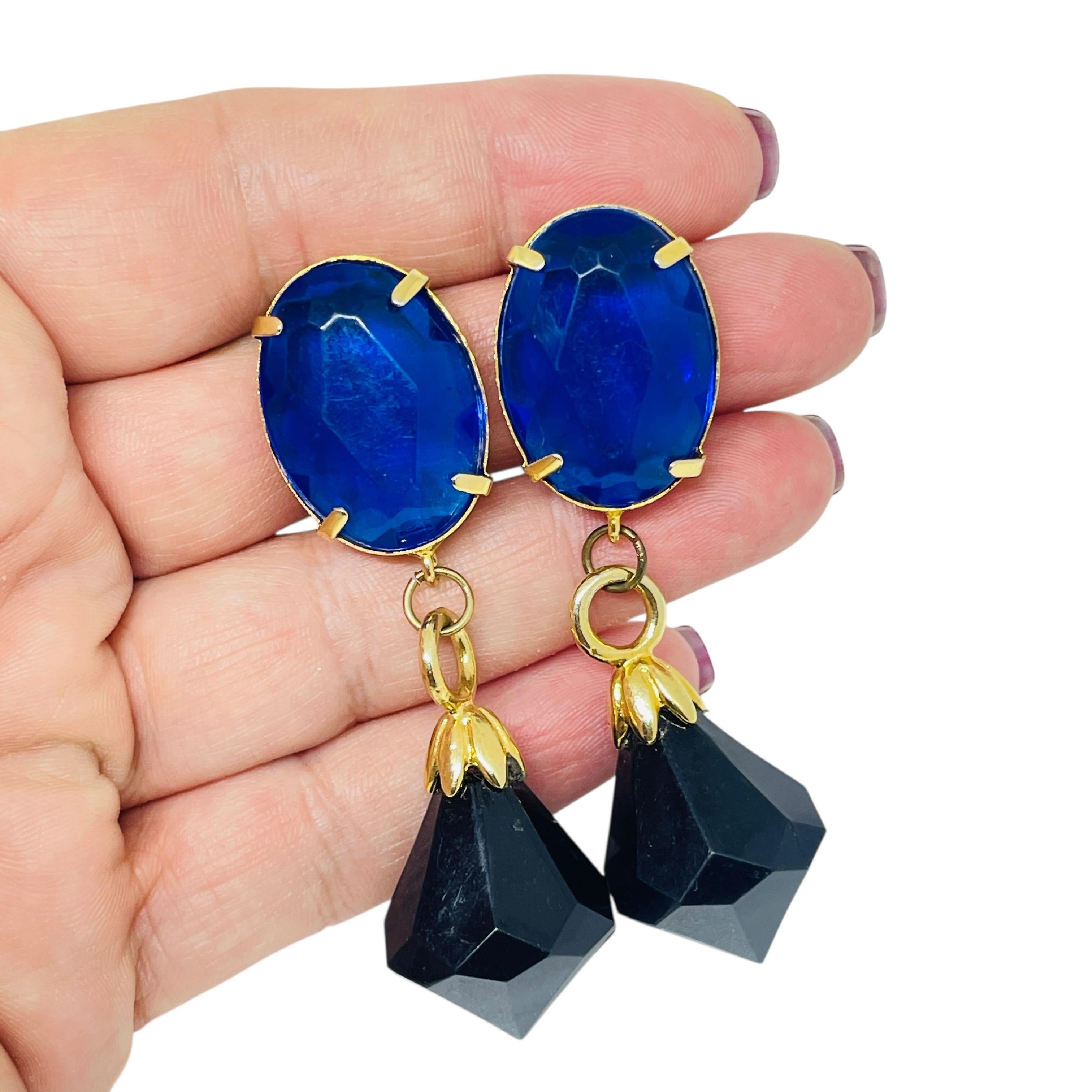 DETAILS

- • ohne Vorzeichen

- • Goldton mit Harz

- • Vintage-Designer-Ohrringe
 
MASSNAHMEN  

- • CONDIT

- •  sehr guter Vintage-Zustand mit minimalen Gebrauchsspuren 

 Sku 55

❤️❤️   VINTAGE-DESIGNER-SCHMUCK   ❤️❤️

❤️❤️  ALEXANDER'S BOUTIQUE