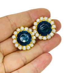 Pendientes de clip de diseño vintage en tono dorado con cristales de cristal azul zafiro