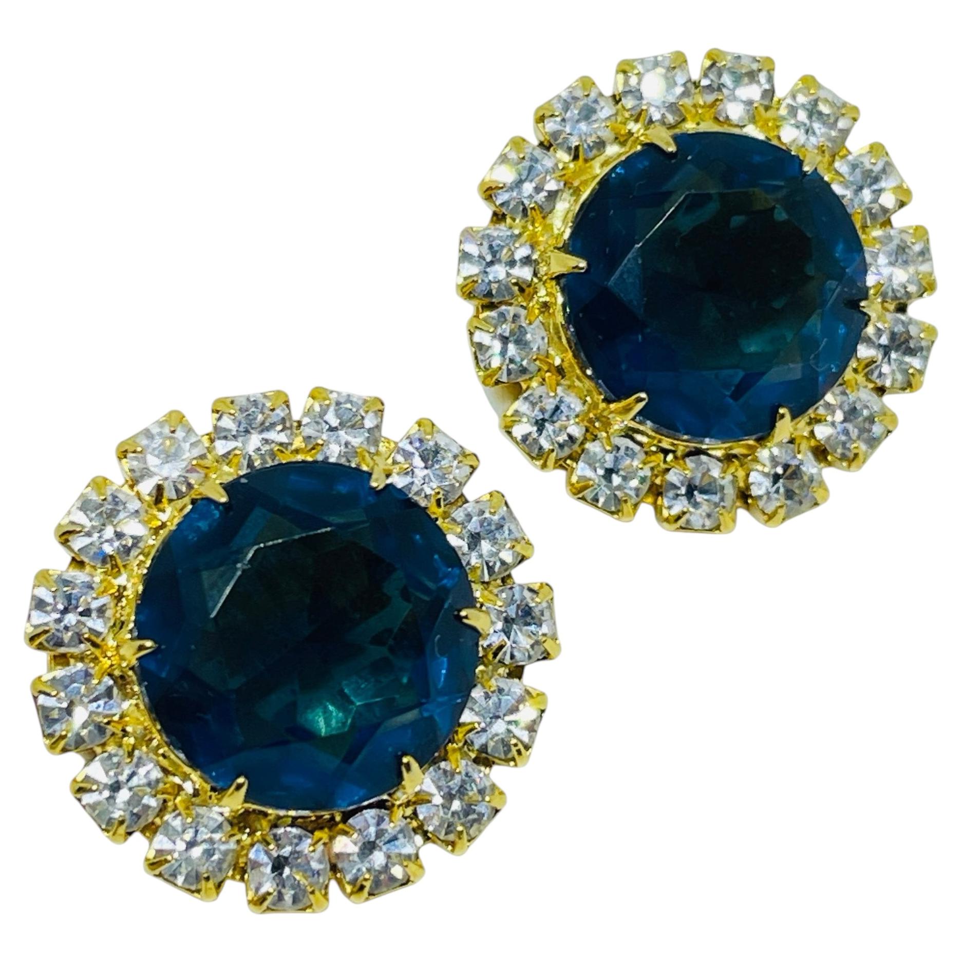 Pendientes de clip de diseño vintage en tono dorado con cristales de cristal azul zafiro