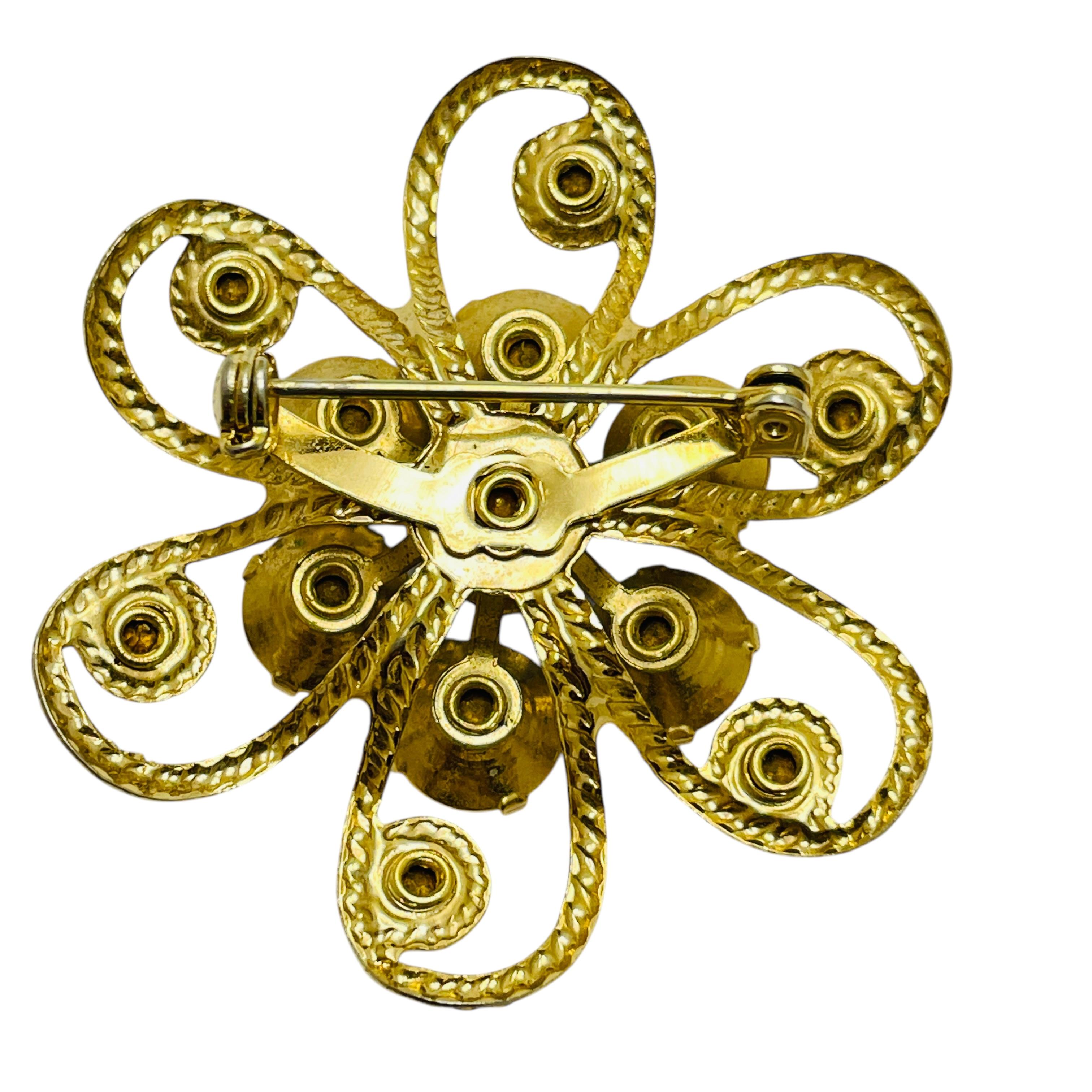 Vintage gold tone sapphire blue rhinestones flower designer brooch In Good Condition For Sale In Palos Hills, IL